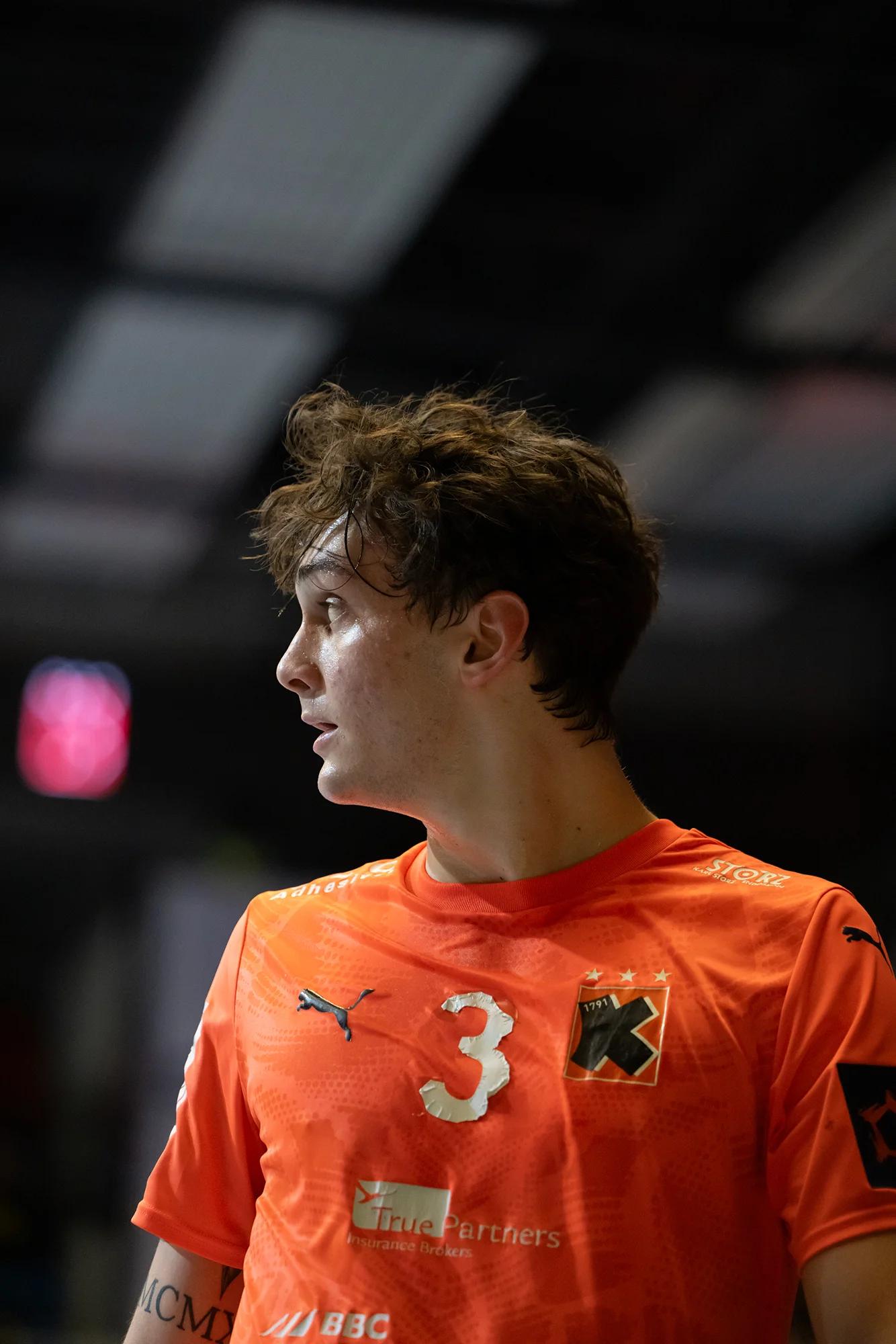 Yari Prince (Kadetten Schaffhausen) am linken Flügel, EHF-European-League-Spiel gegen TSV Hannover-Burgdorf.