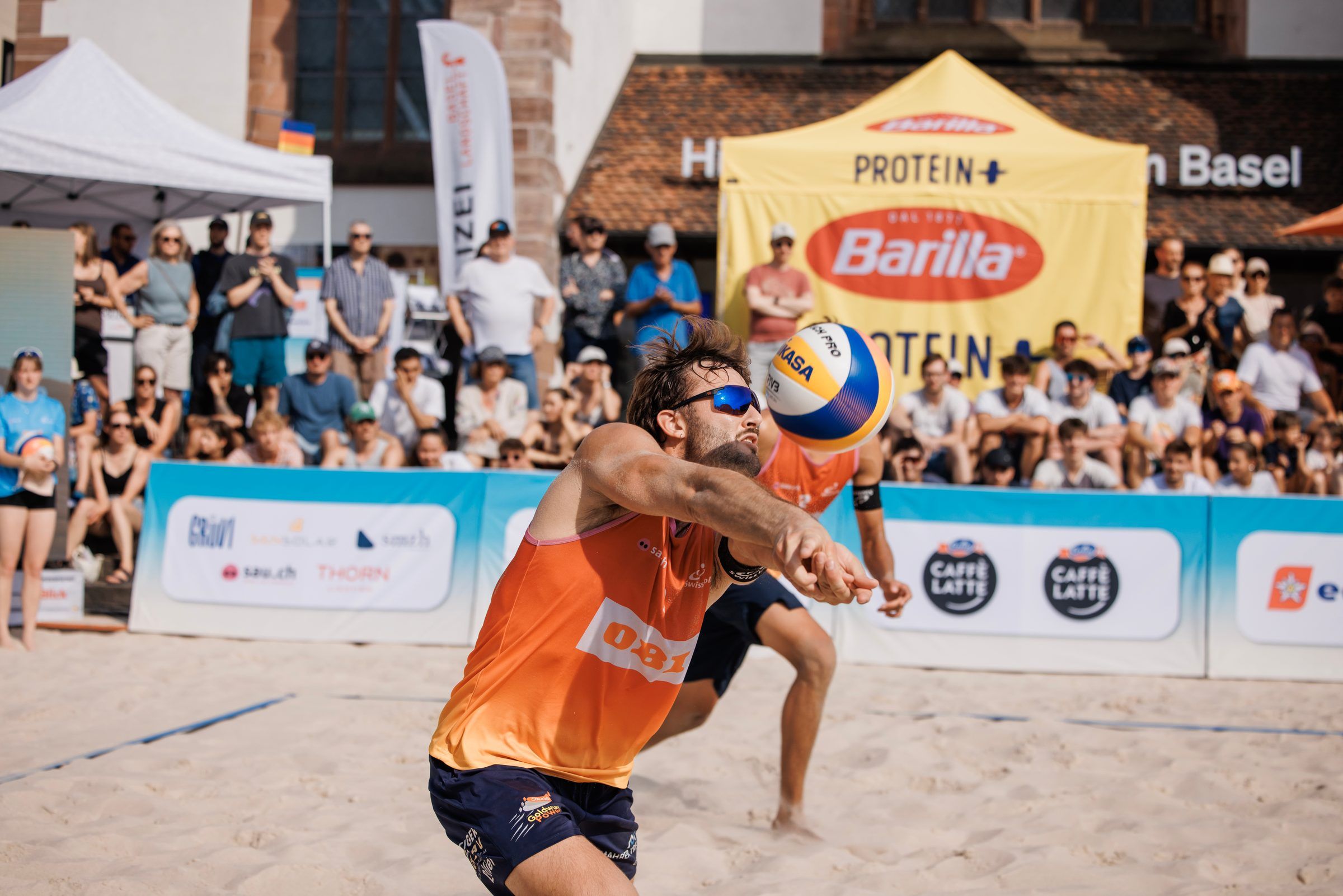 Leo Dillier in der Abwehr im Männerfinale, im Spiel Dillier/Flückiger gegen Breer/Kälin bei der OBI Beach Tour 2026 in Basel.