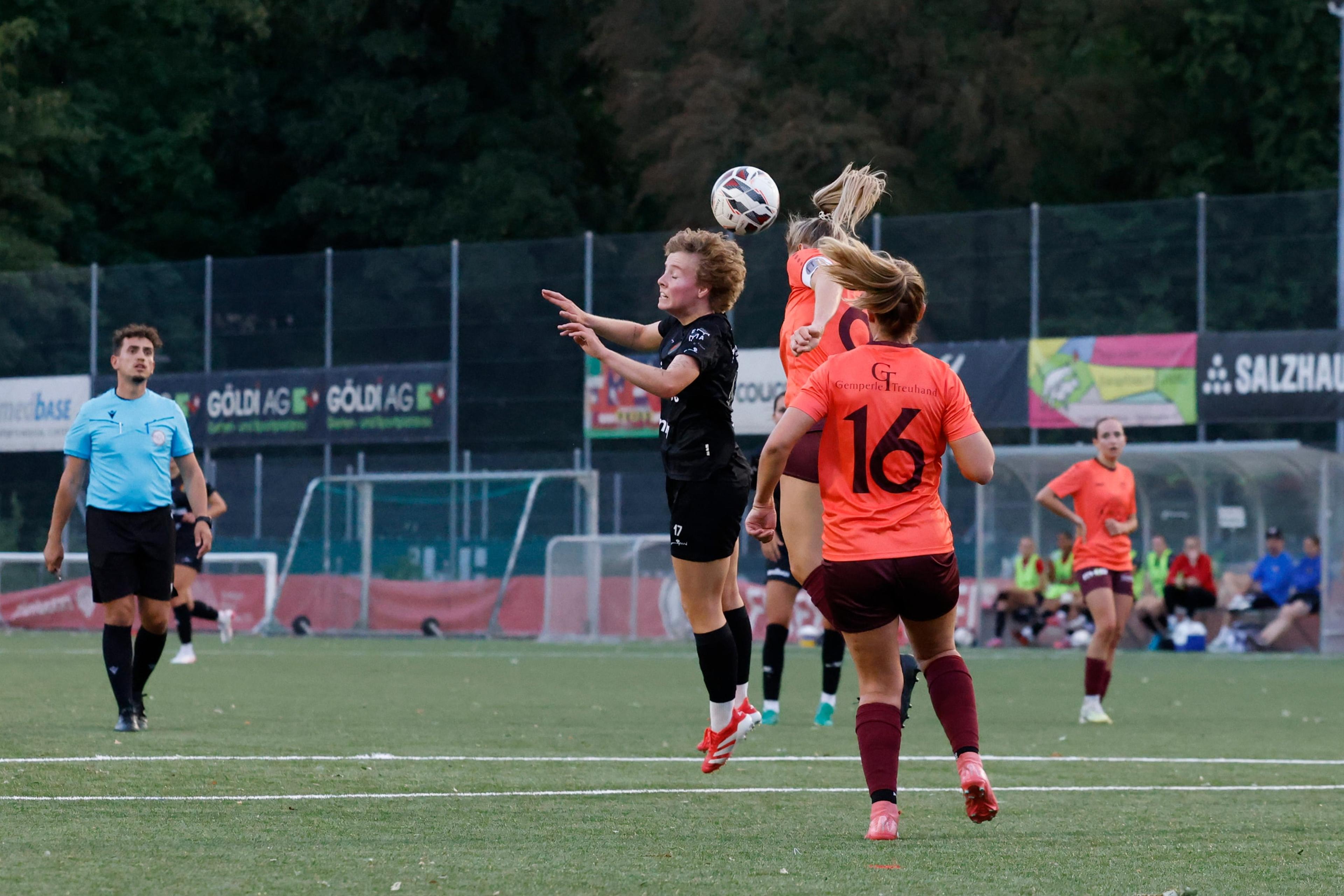 Kaya Lindegger vom FC Winterthur steigt gegen Diana Brändle von FF Toggenburg zum Kopfball hoch, beim Vorbereitungsspiel im Stadion Schützenwiese.
