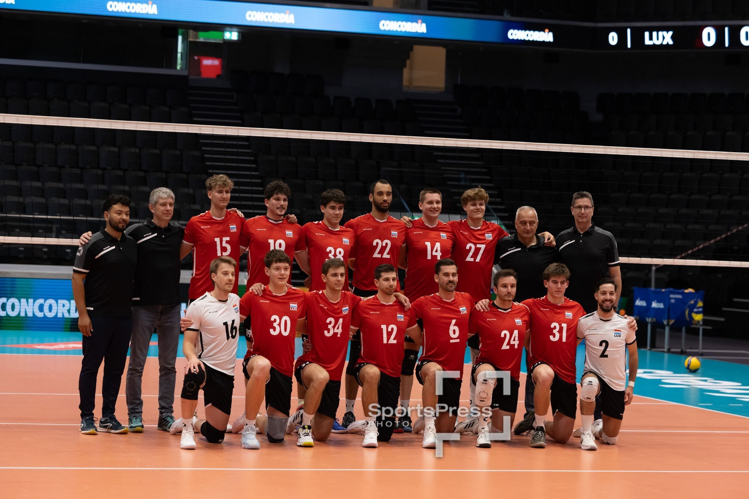 Mannschaftsfoto des luxemburgischen Nationalteams, beim Spiel der CEV Volleyball European League gegen die Schweiz in der Pilatus Arena in Kriens.