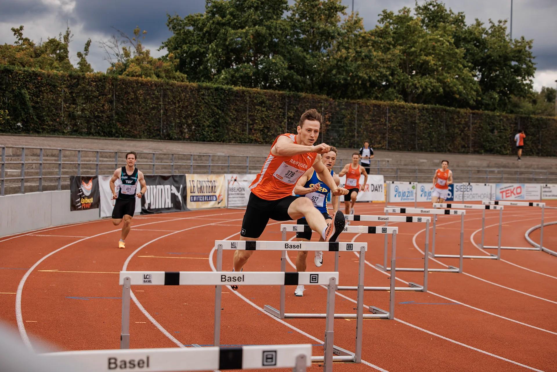 Danilo Küchler (TSV Rothenburg athletics, Jahrgang 2004) im Vorlauf über 400 m Hürden der U23 Männer bei den Schweizer Meisterschaften U20/U23 2026 im Stadion Schützenmatte in Basel.