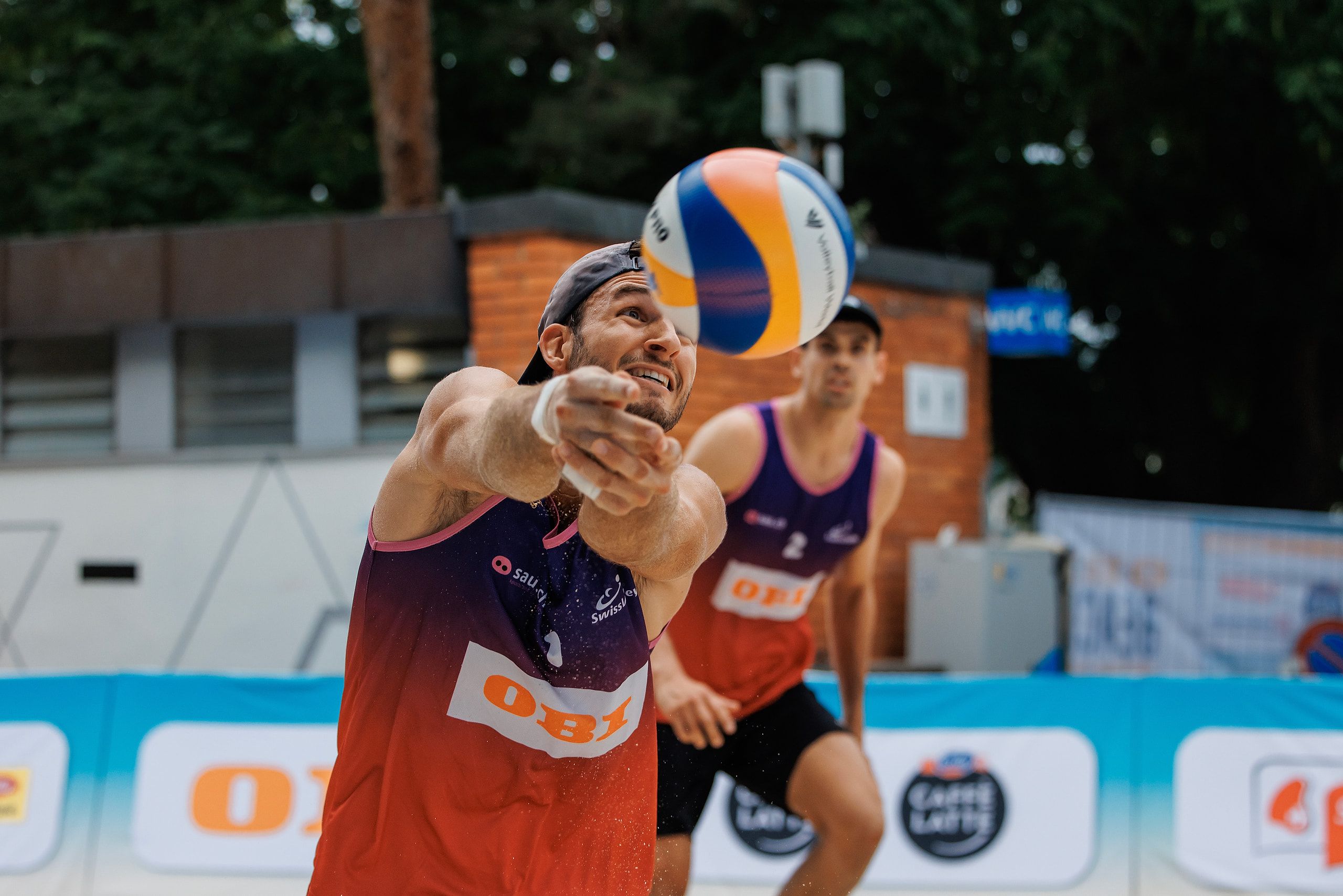 Gaétan Jauffret bereitet den Angriff vor, im Spiel Breer/Kälin gegen Jauffret/Zandbergen bei der OBI Beach Tour 2026 in Luzern.