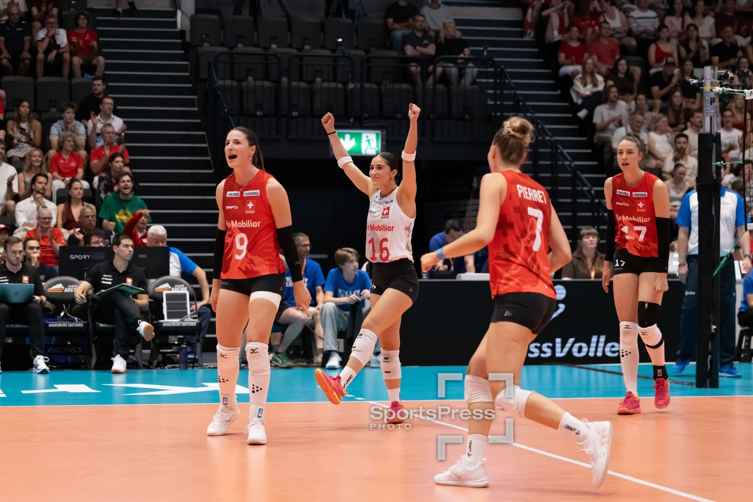 Fabiana Mottis, Sarina Wieland, Méline Pierret und Julie Lengweiler von der Schweiz bejubeln einen Punkt gegen Österreich in der Pilatus Arena in Kriens.