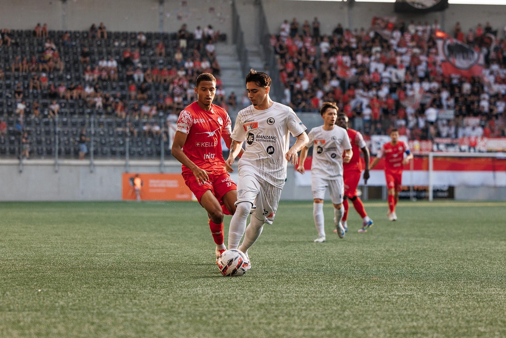 Diego Lobo im Duell mit Elias Maluvunu, SV Schaffhausen gegen den FC Winterthur, Schweizer Cup