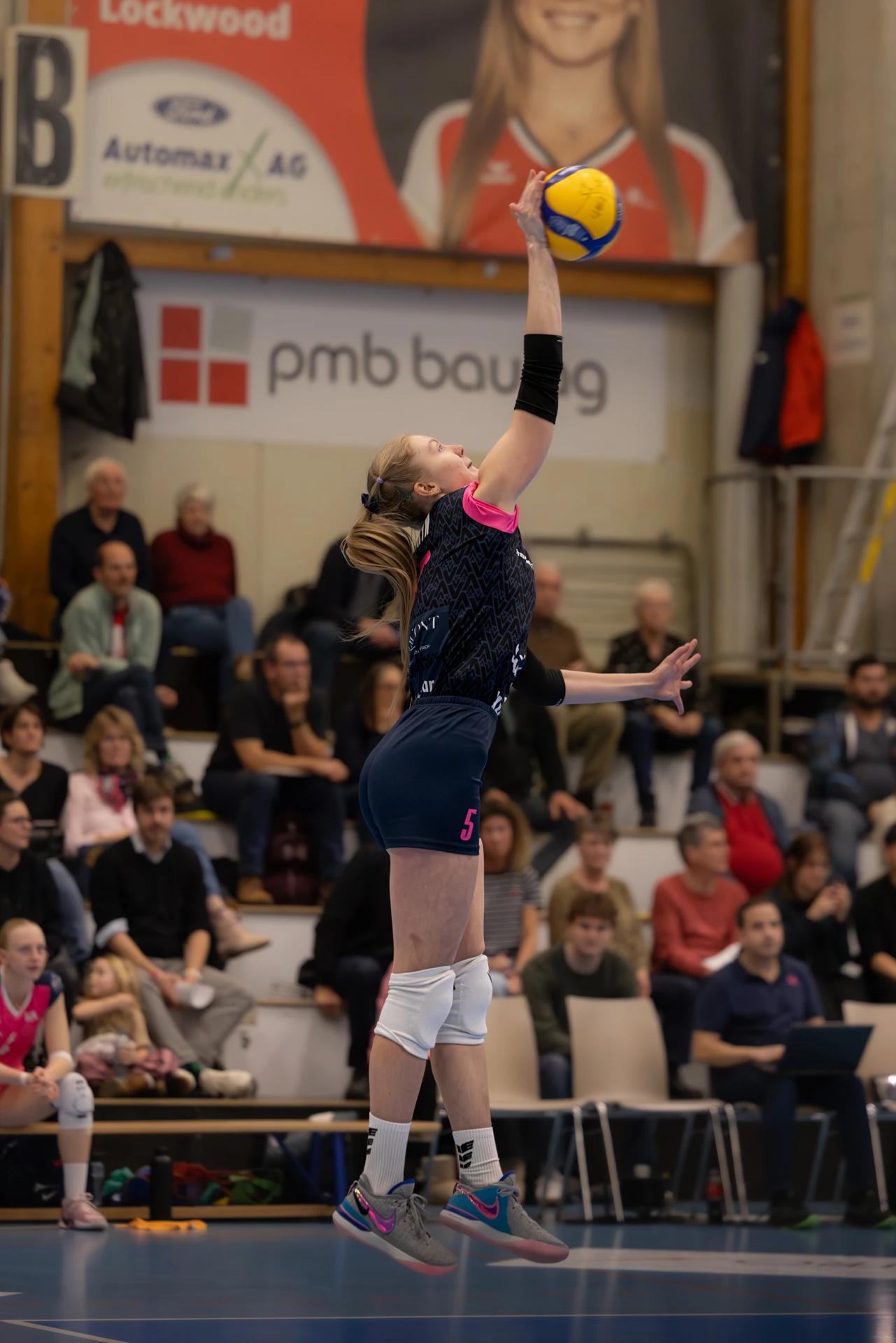 Zlata Dobryn (NLZ Volleyball Academy Zürich) im Mittelblock, NLA-Frauen-Spiel gegen VC Kanti Schaffhausen.