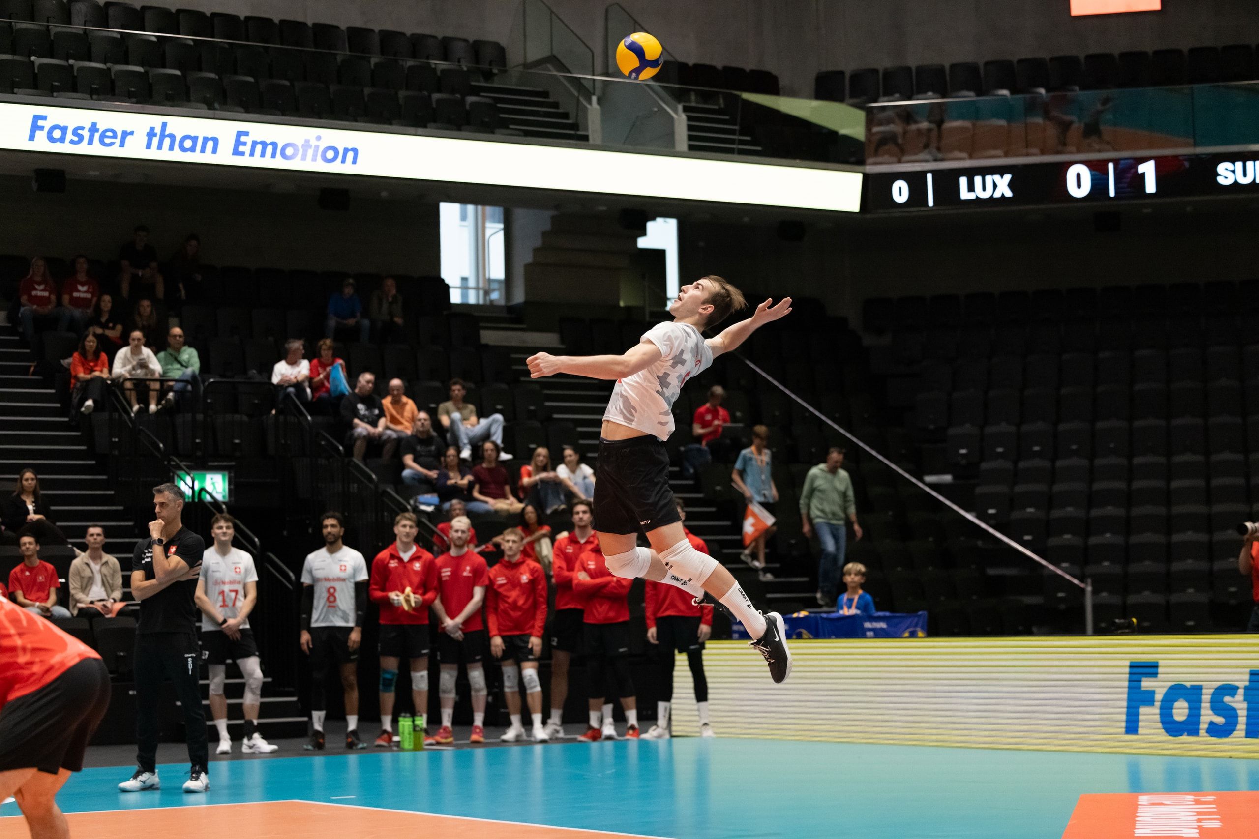 Cyril Kolb von der Schweiz beim Aufschlag, beim Spiel der CEV Volleyball European League gegen Luxemburg in der Pilatus Arena in Kriens.