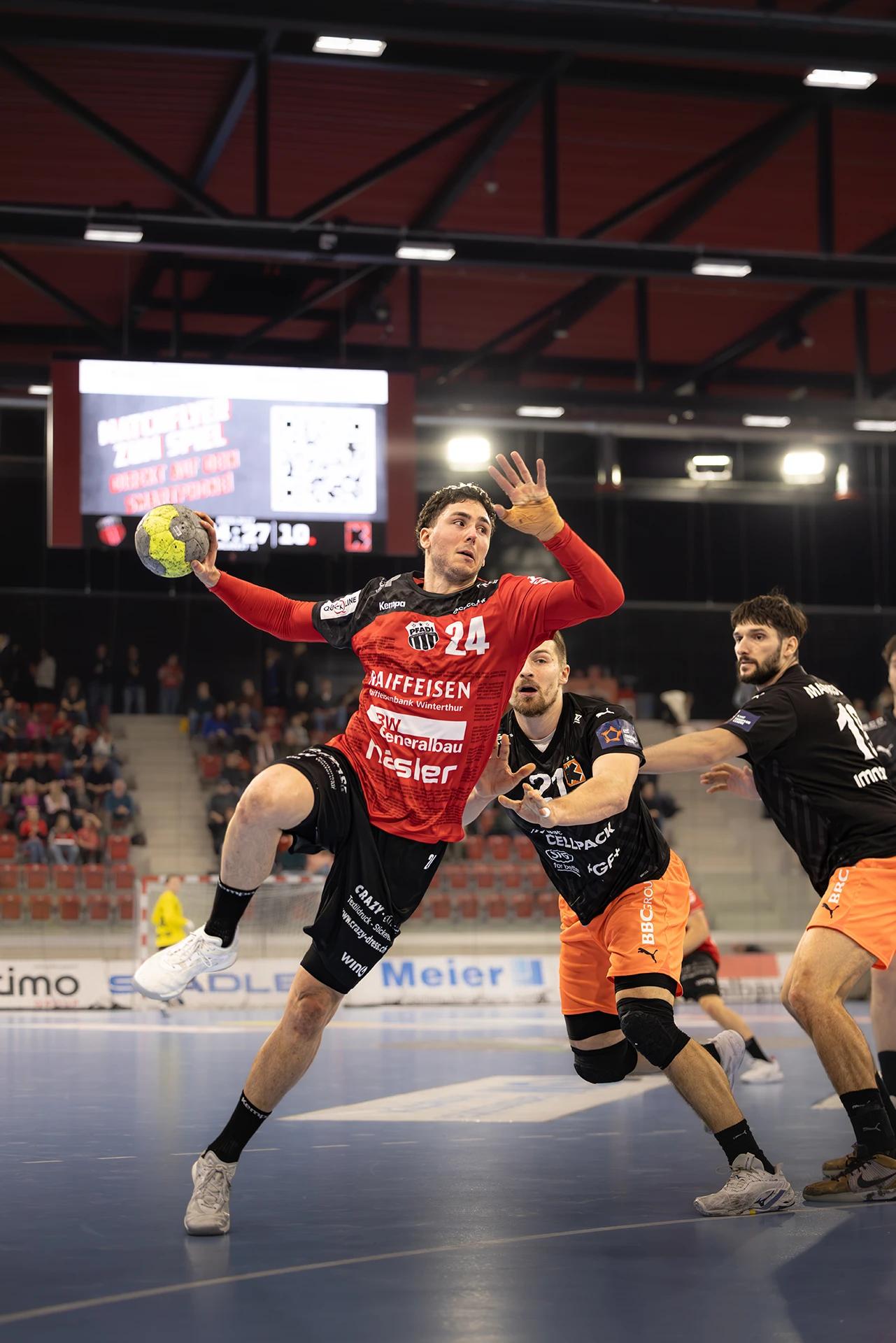Mehdi Ben Romdhane (Pfadi Winterthur) im mittleren Rückraum, QHL-Spiel gegen Kadetten Schaffhausen.