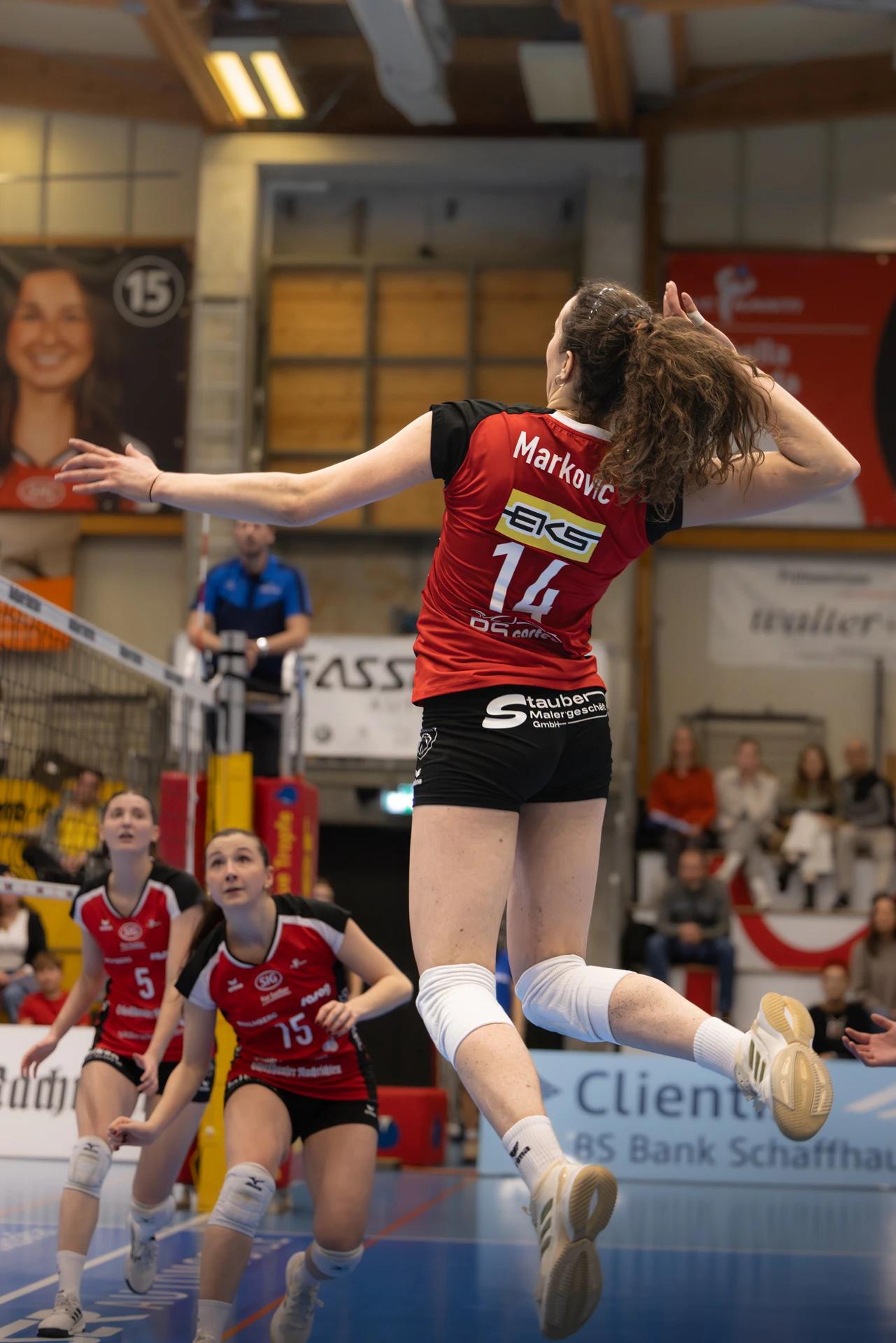Josipa Marković (VC Kanti Schaffhausen) im Außenangriff, NLA-Frauen-Spiel gegen NLZ Volleyball Academy Zürich.