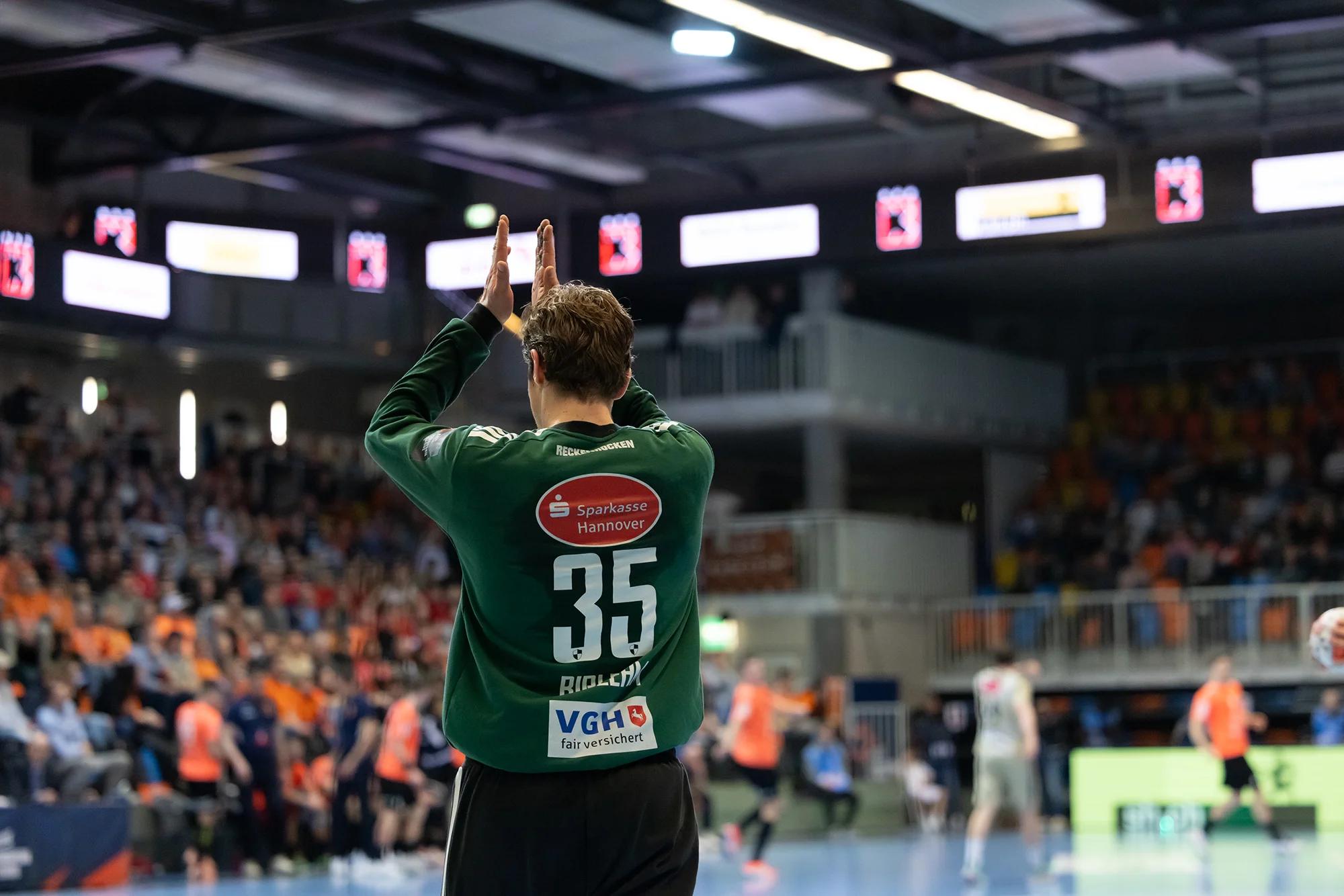 Joel Birlehm (TSV Hannover-Burgdorf) im Tor, EHF-European-League-Spiel gegen Kadetten Schaffhausen.
