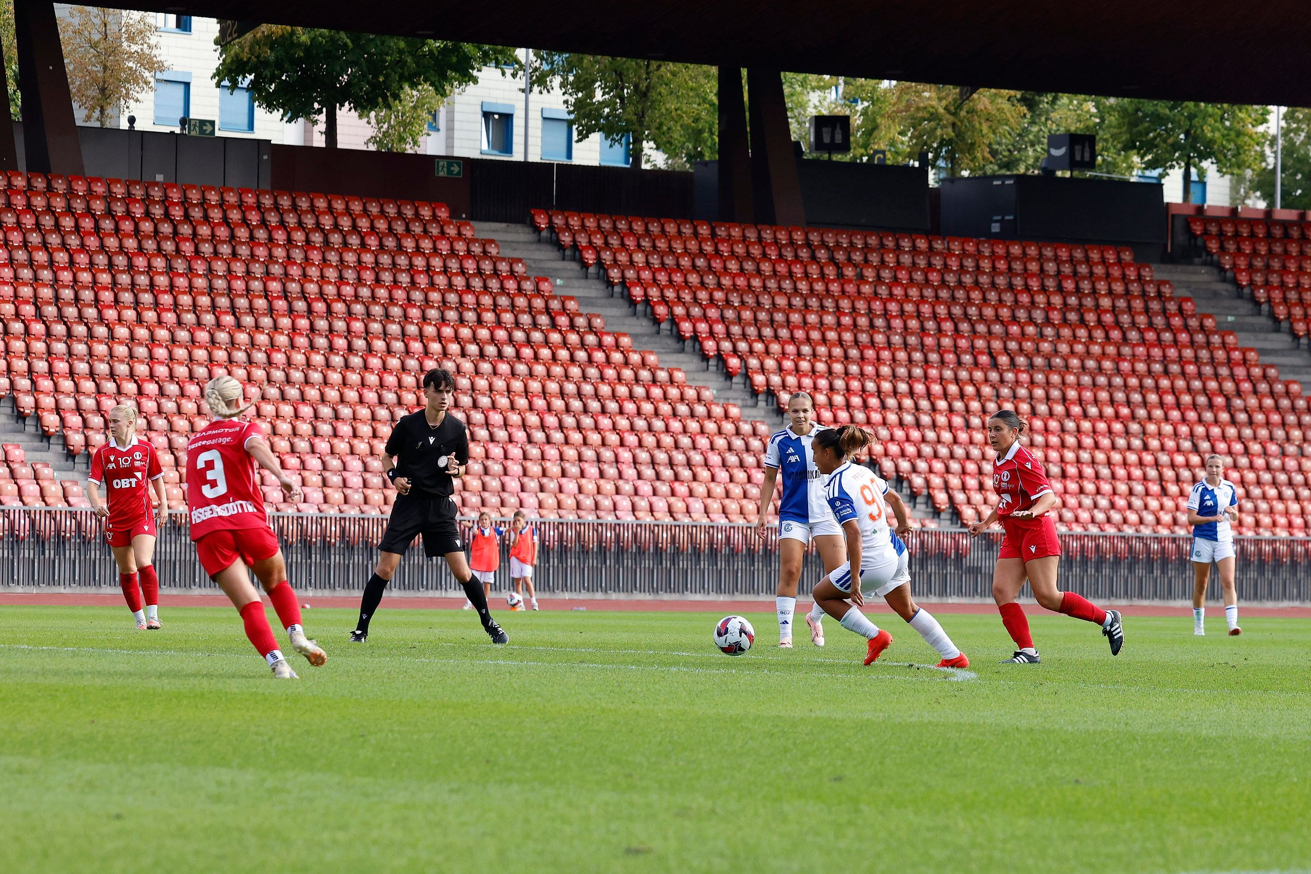 Dalila Belen Ippolito vom Grasshopper Club Zürich am Ball, beim Spiel gegen den FC Rapperswil-Jona im Stadion Letzigrund.