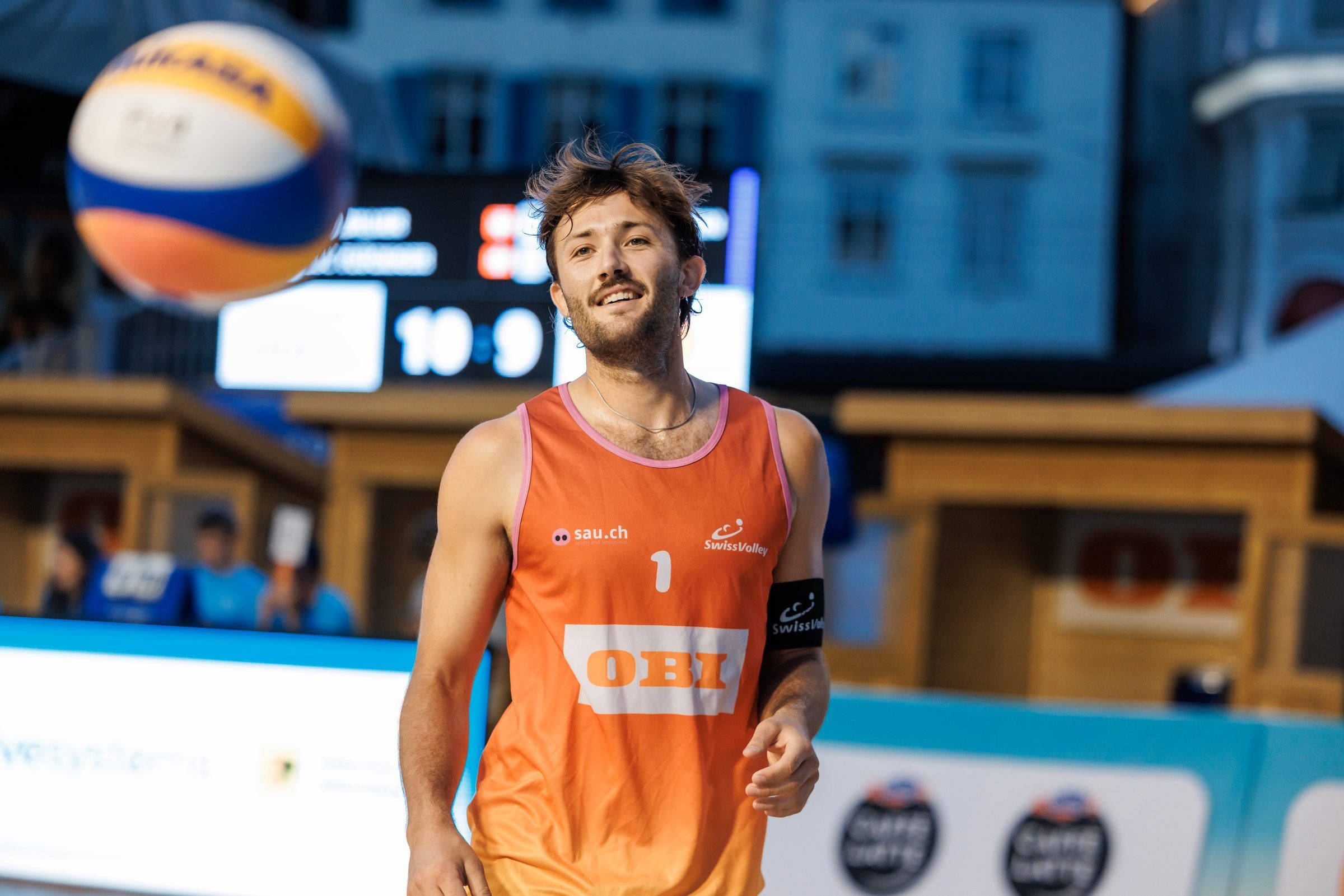 Leo Dillier nach einem gewonnenen Punkt, im Spiel Dillier/Flückiger gegen Allemann/Leffler bei der OBI Beach Tour 2026 in Basel.