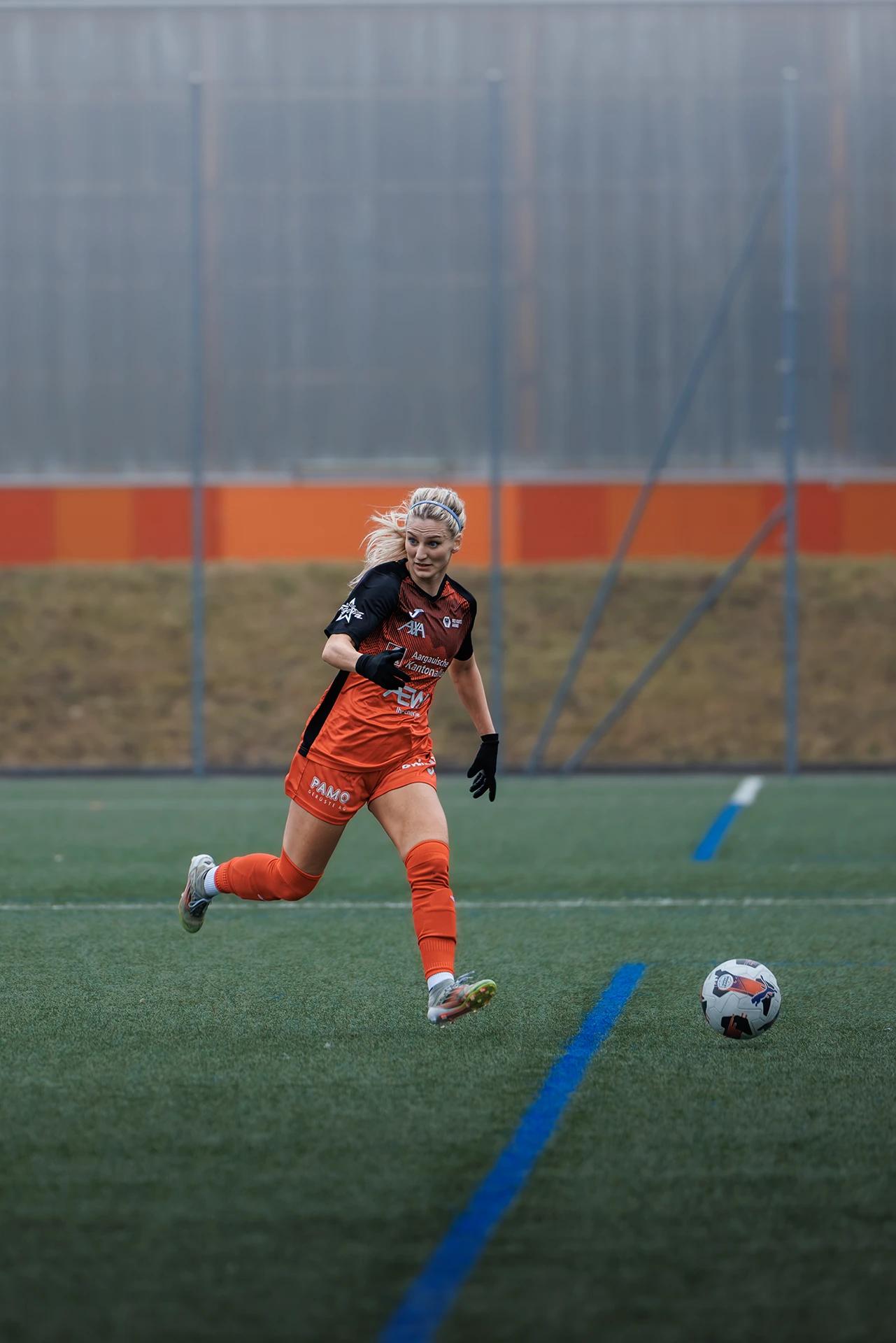 Bergrós Ásgeirsdóttir (FC Aarau Frauen) im Mittelfeld, Freundschaftsspiel gegen SC Freiburg U20.