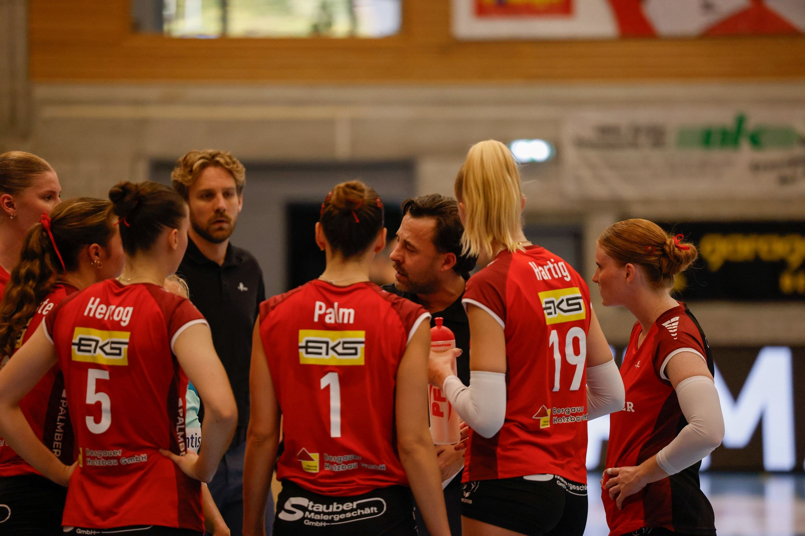 Nicki Neubauer gibt seinen Spielerinnen des VC Kanti Schaffhausen in einer Auszeit Anweisungen, beim Spiel gegen Raiffeisen Volley Toggenburg in der BBC Arena in Schaffhausen.