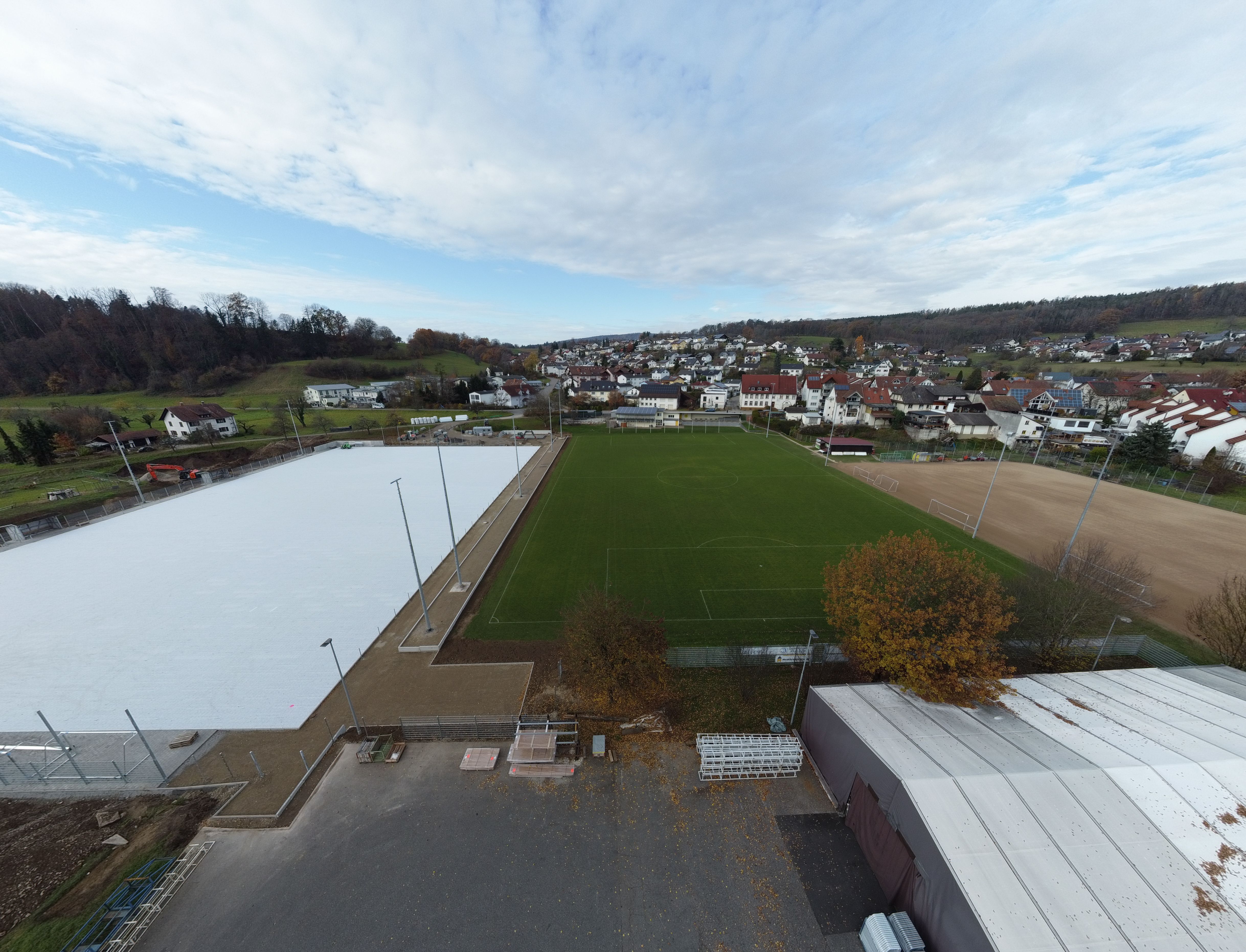 Schräg-Panorama über den Kunstrasen-Neubau mit Blick auf Horheim und die umliegenden Hügel des Klettgaus