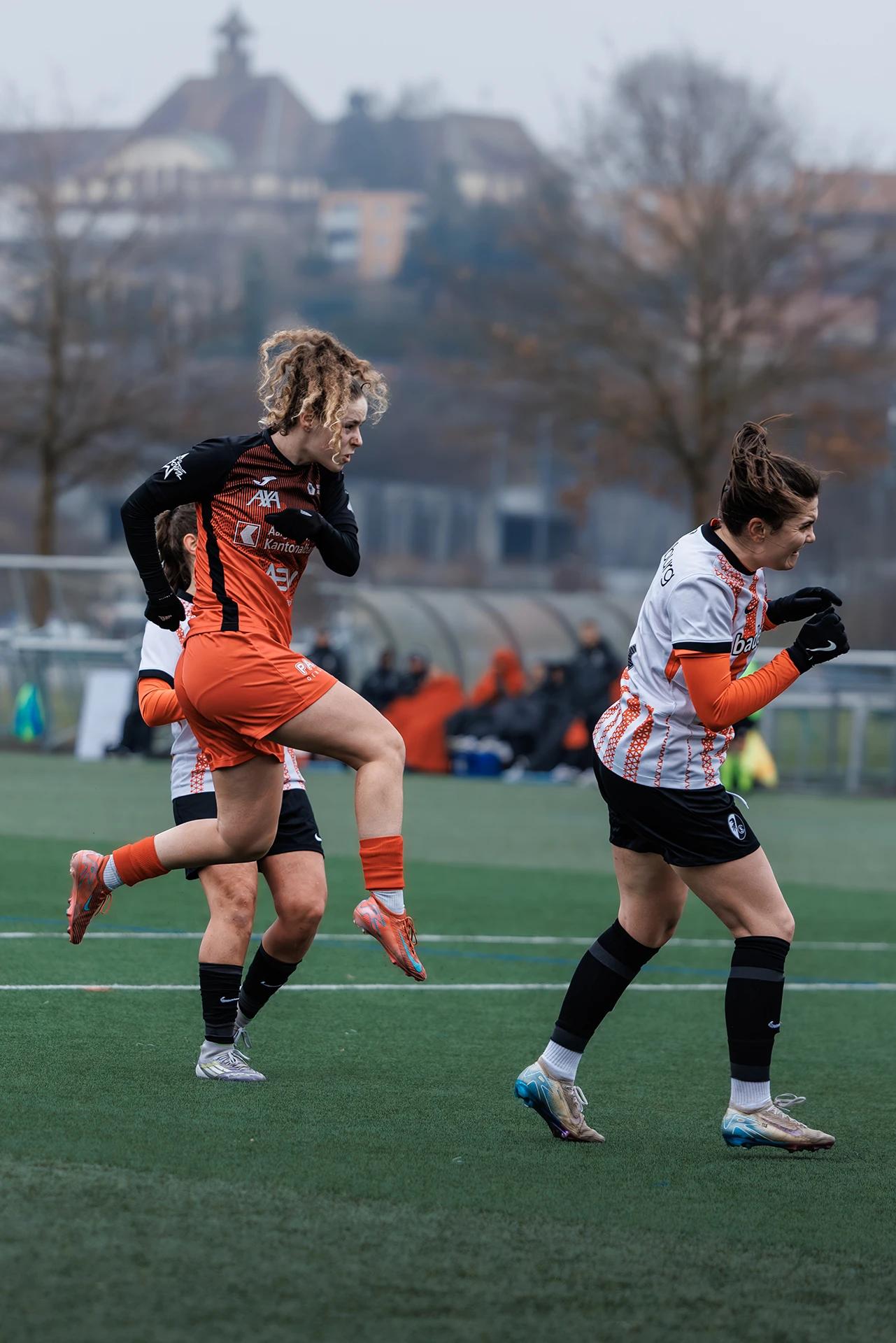 Donika Deda (FC Aarau Frauen) im Mittelfeld, Freundschaftsspiel gegen SC Freiburg U20.