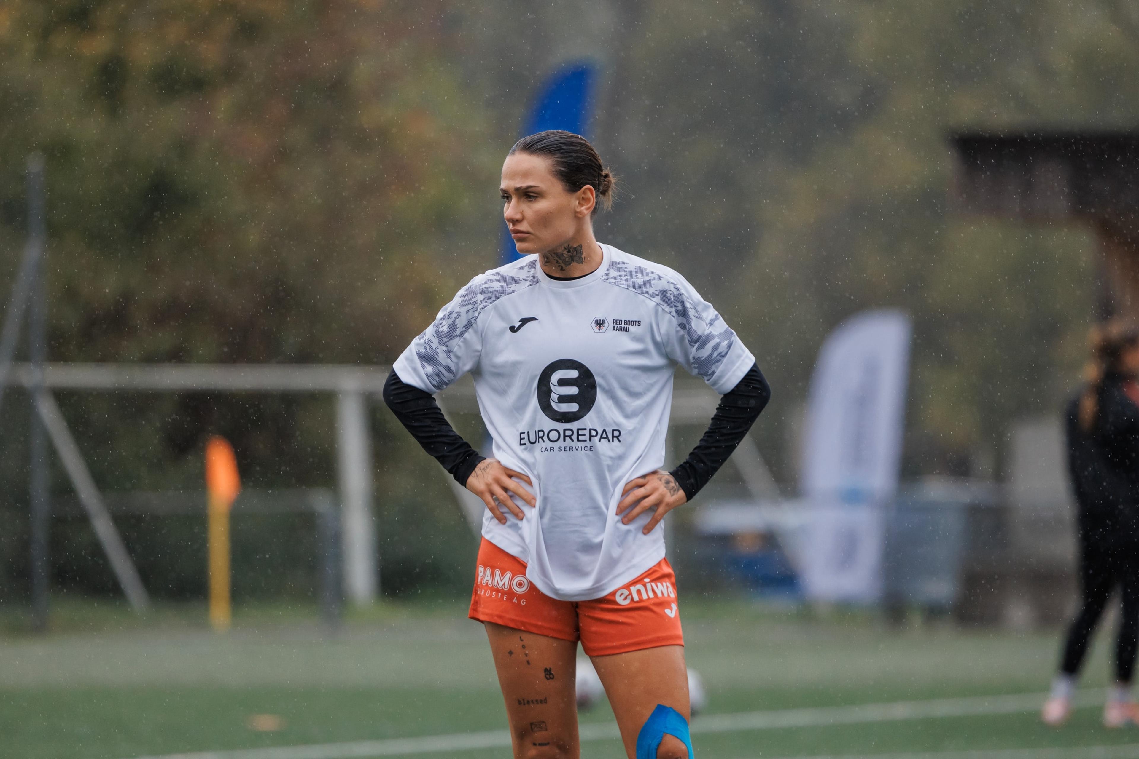 Vanesa Hoti von den FC Aarau Frauen beim Aufwärmen im Regen vor dem Spiel gegen den FC Basel 1893 auf der Sportanlage Schachen in Aarau.