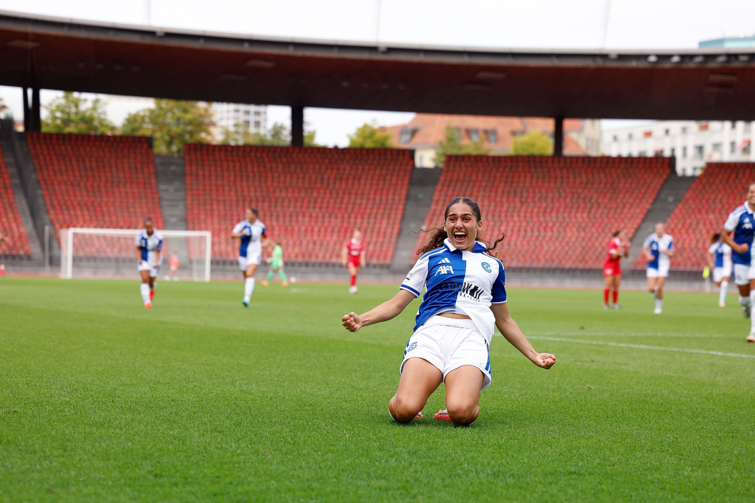 Ilaria Maddaloni bejubelt ihren Treffer für den Grasshopper Club Zürich gegen den FC Rapperswil-Jona im Stadion Letzigrund.