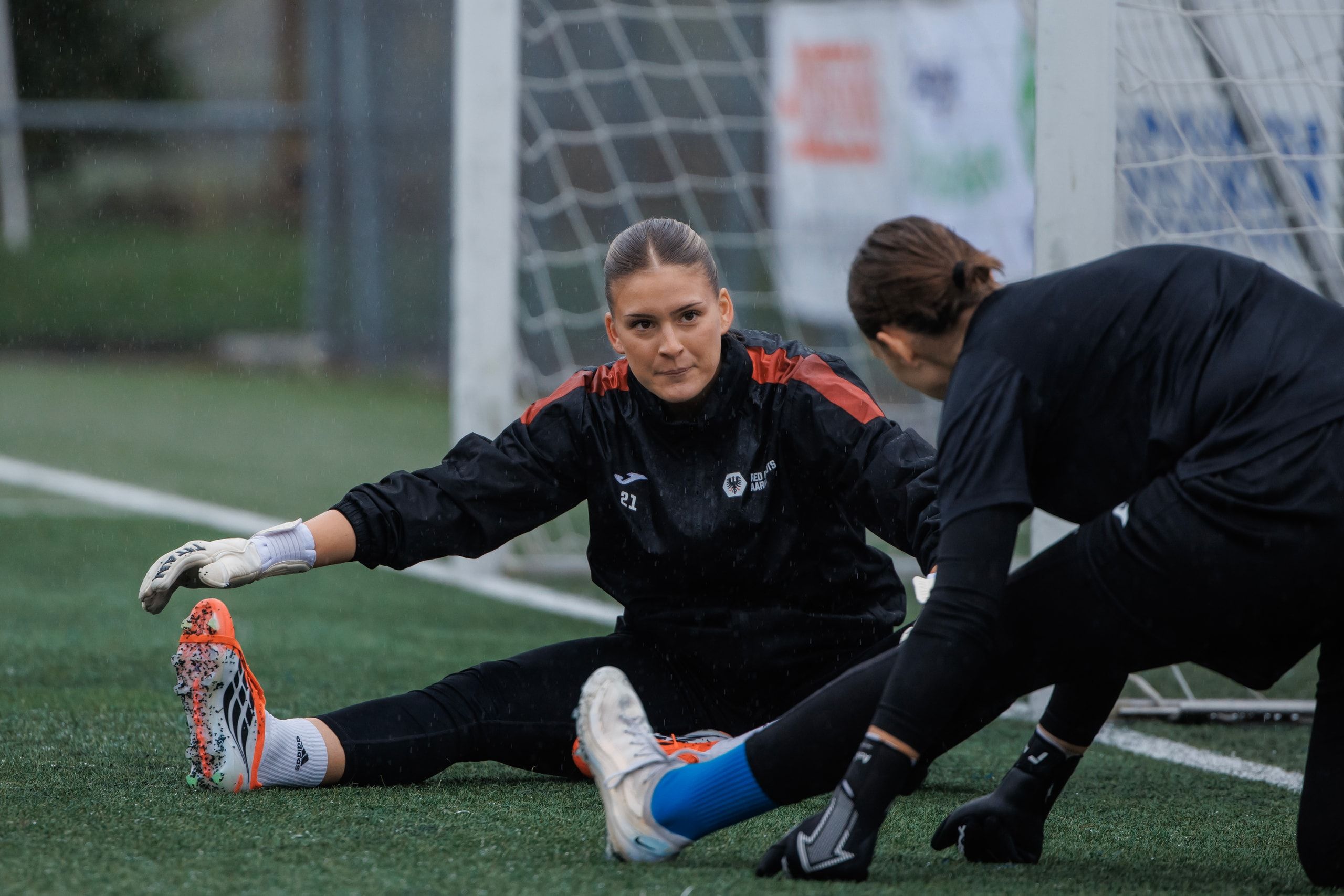 Sophie Janz von den FC Aarau Frauen beim Torhütertraining vor dem Spiel gegen den FC Basel 1893 auf der Sportanlage Schachen in Aarau.