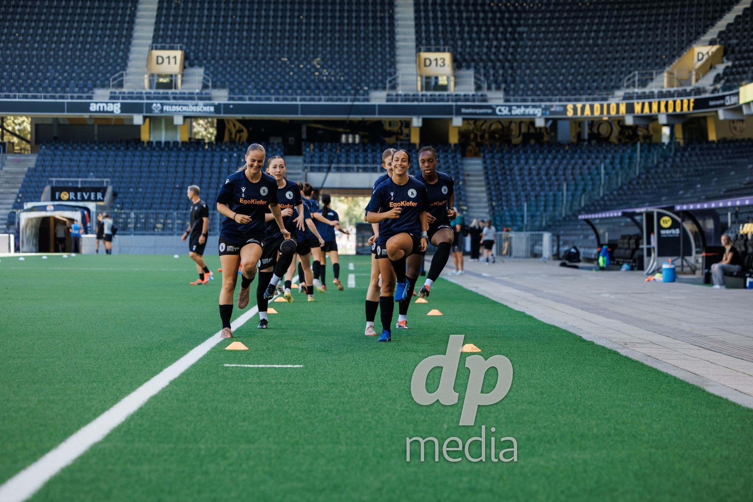 Emeline von Dach und Elise Marie Boccali von Yverdon Sport Féminin beim Aufwärmen vor dem Spiel gegen die YB Frauen im Stadion Wankdorf.