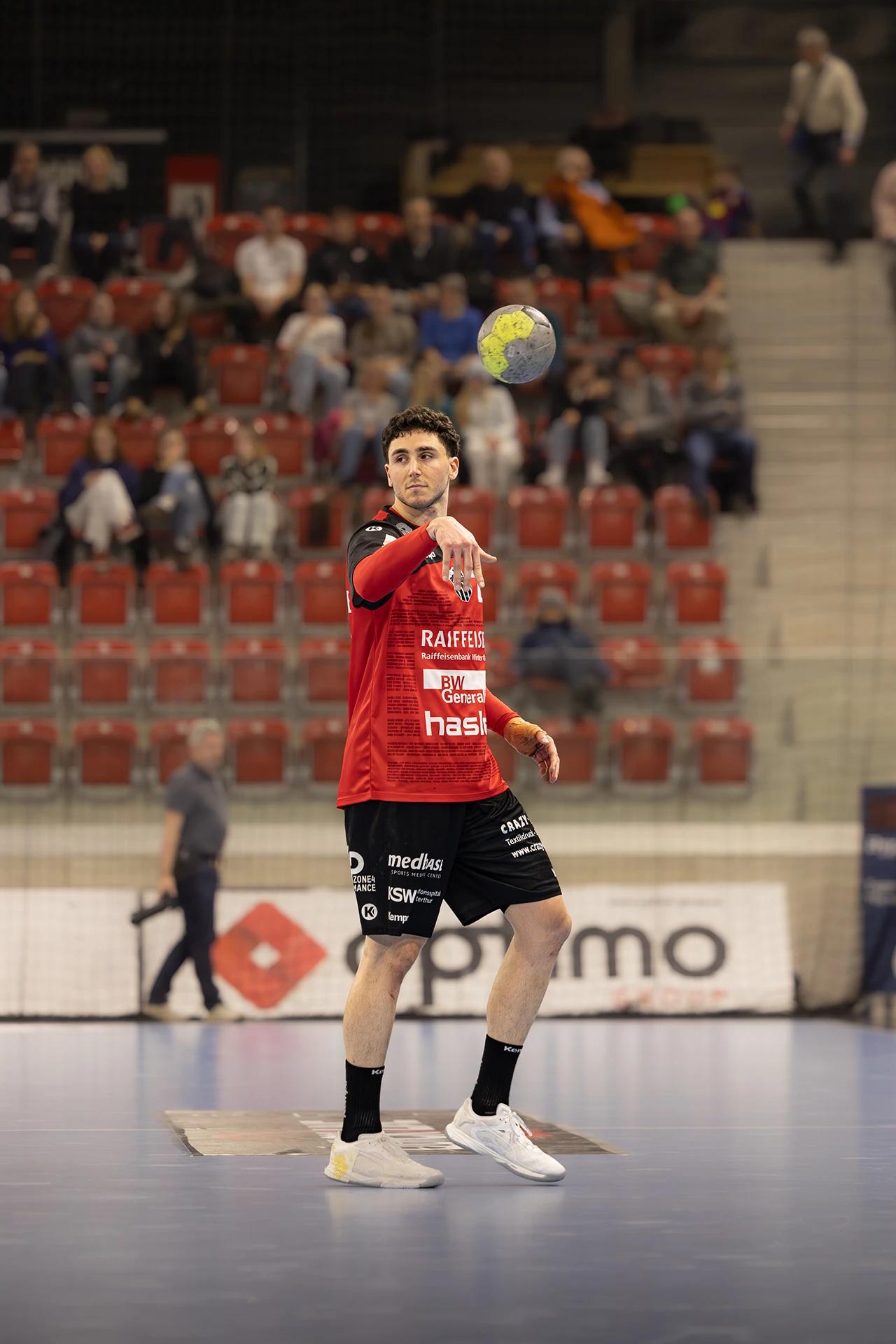 Mehdi Ben Romdhane (Pfadi Winterthur) im mittleren Rückraum, QHL-Spiel gegen Kadetten Schaffhausen.