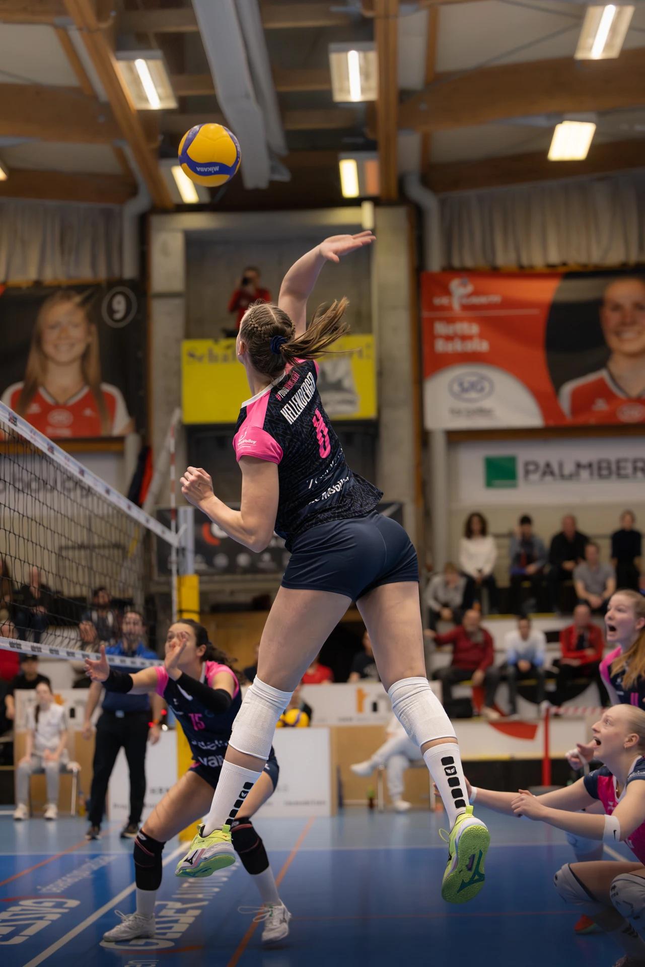 Simone Kellenberger (NLZ Volleyball Academy Zürich) im Außenangriff, NLA-Frauen-Spiel gegen VC Kanti Schaffhausen.