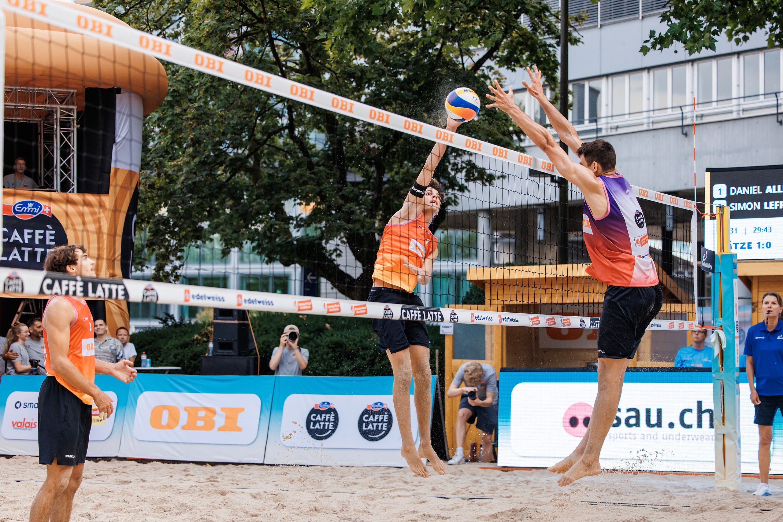 Daniel Allemann im Angriff gegen den Block von Michiel Zandbergen, im Spiel Allemann/Leffler gegen Jauffret/Zandbergen bei der OBI Beach Tour 2026 in Luzern.