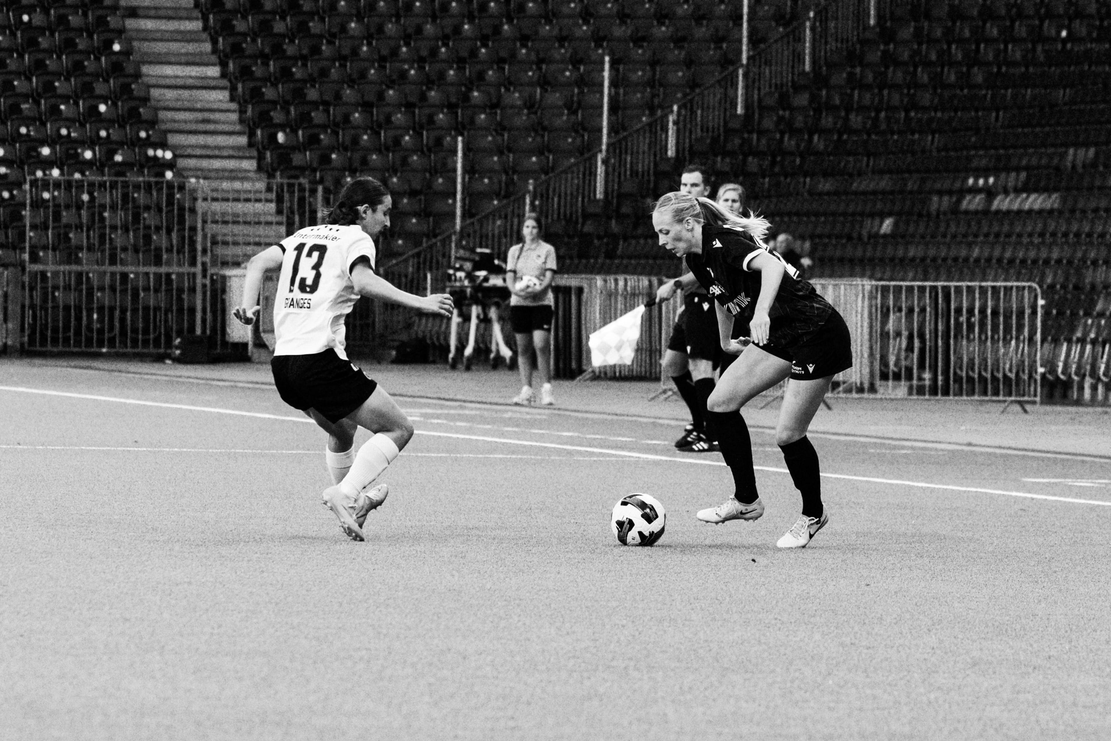 Malaurie Granges von den YB Frauen im Zweikampf mit Valentine Rahm von Yverdon Sport Féminin im Stadion Wankdorf.