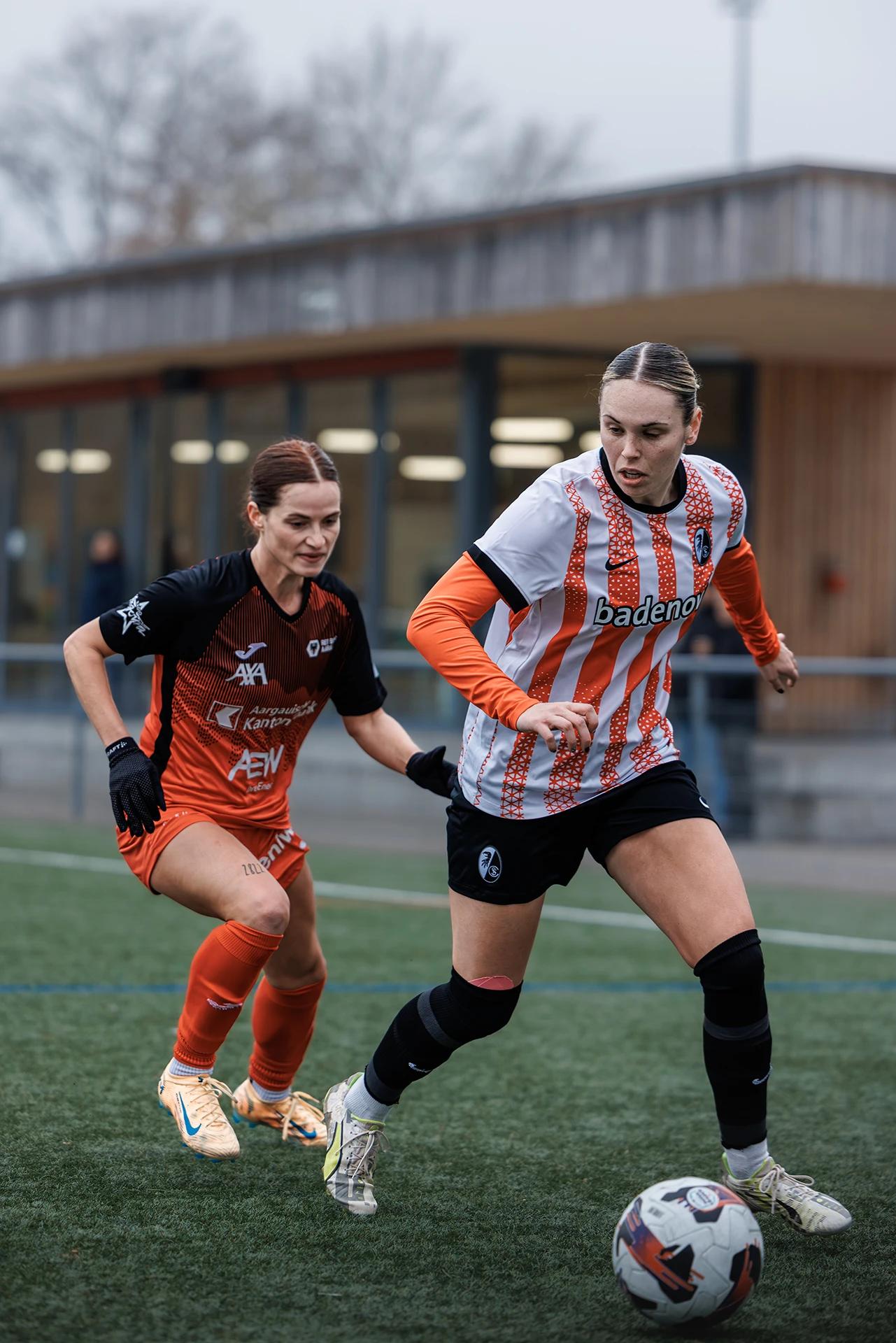 Juliane Hess (SC Freiburg U20) in der Abwehr, Freundschaftsspiel gegen FC Aarau Frauen.