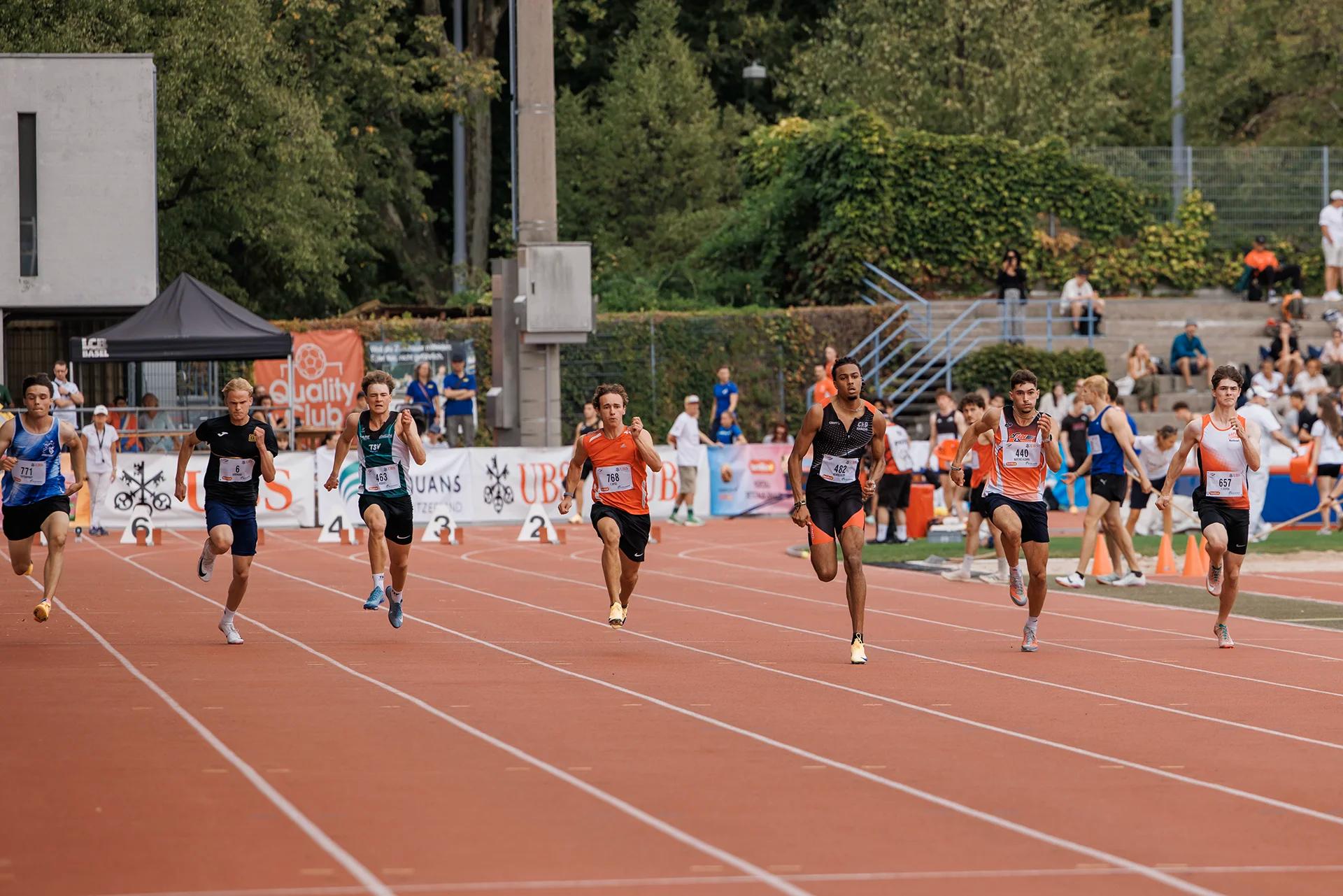 Emile Mumenthaler (CHP Genève, Jahrgang 2007) über 100 m der U20 Männer bei den Schweizer Meisterschaften U20/U23 2026 im Stadion Schützenmatte in Basel.