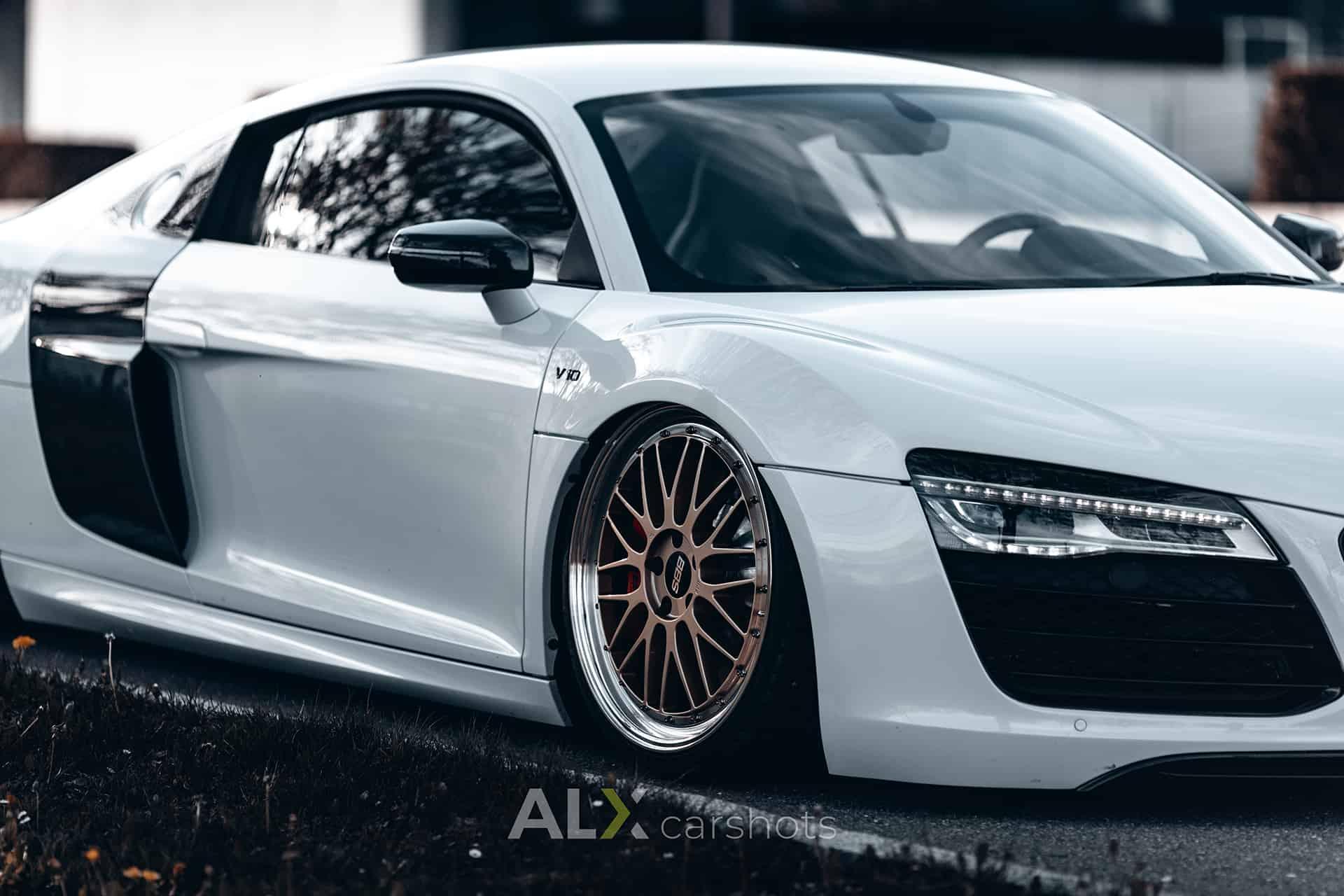 Tiefergelegter weißer Audi R8 mit Luftfahrwerk und bronzefarbenen Felgen am Bodensee