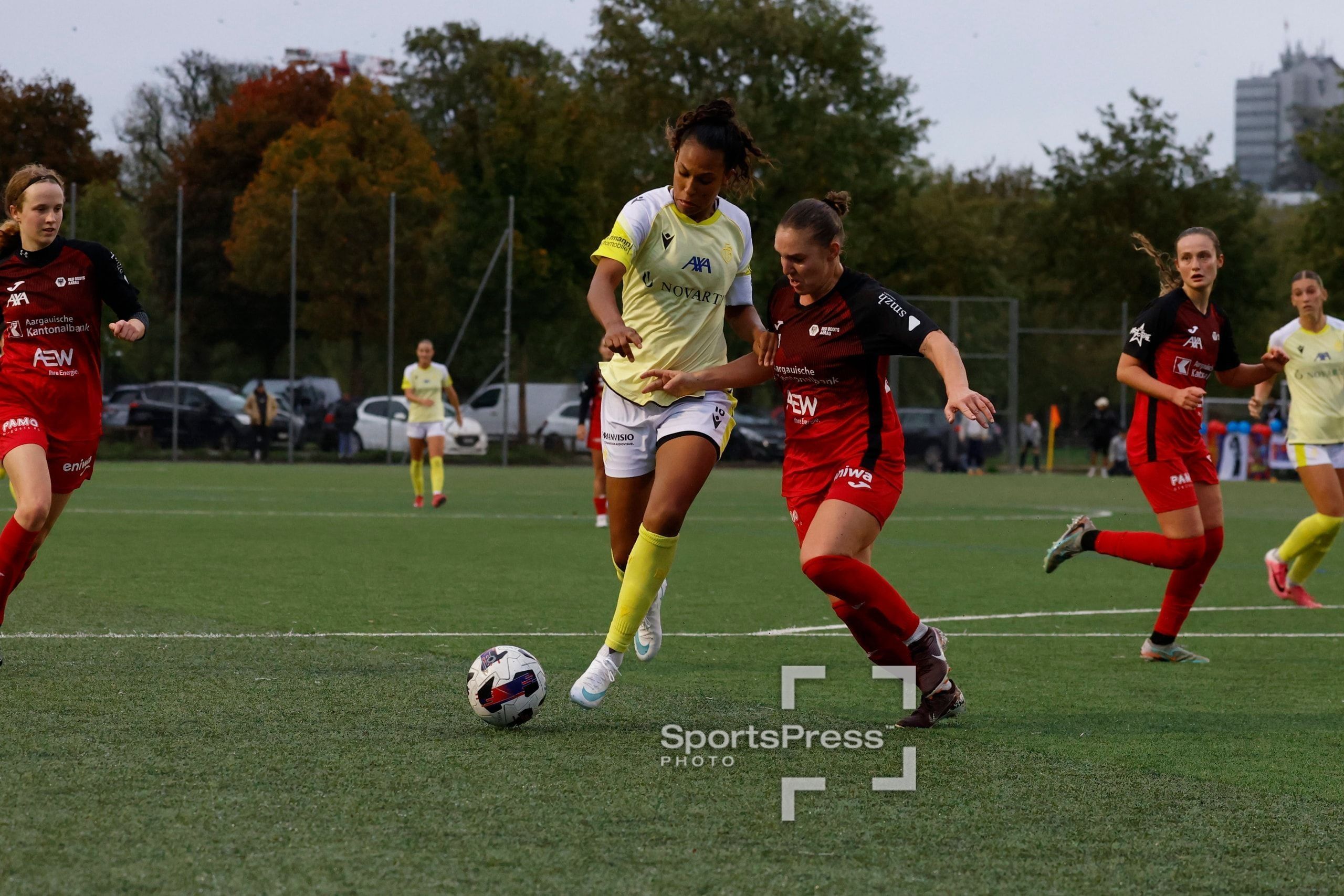 Coumba Sow vom FC Basel 1893 und Rebecca Storr von den FC Aarau Frauen im Laufduell auf der Sportanlage Schachen in Aarau.