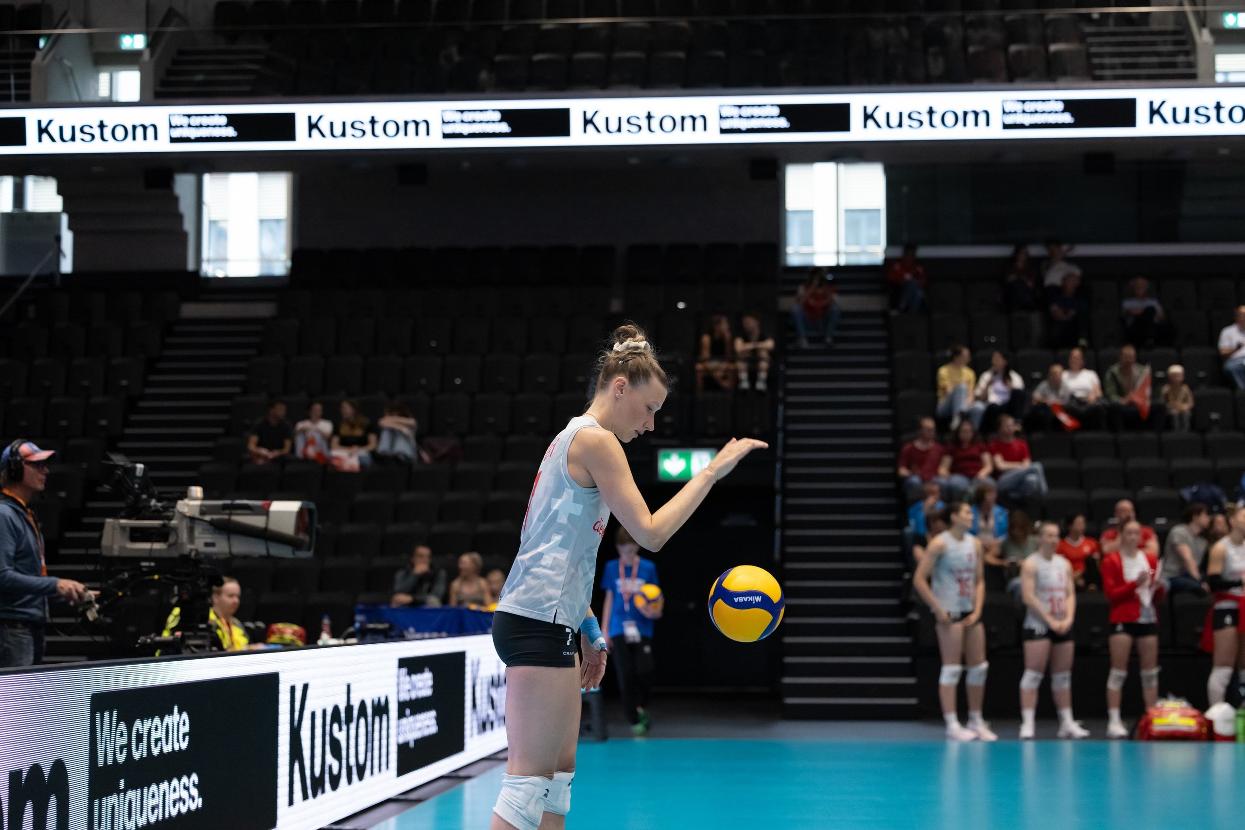 Méline Pierret von der Schweiz beim Aufschlag, beim Spiel der CEV Volleyball European League gegen Georgien in der Pilatus Arena in Kriens.
