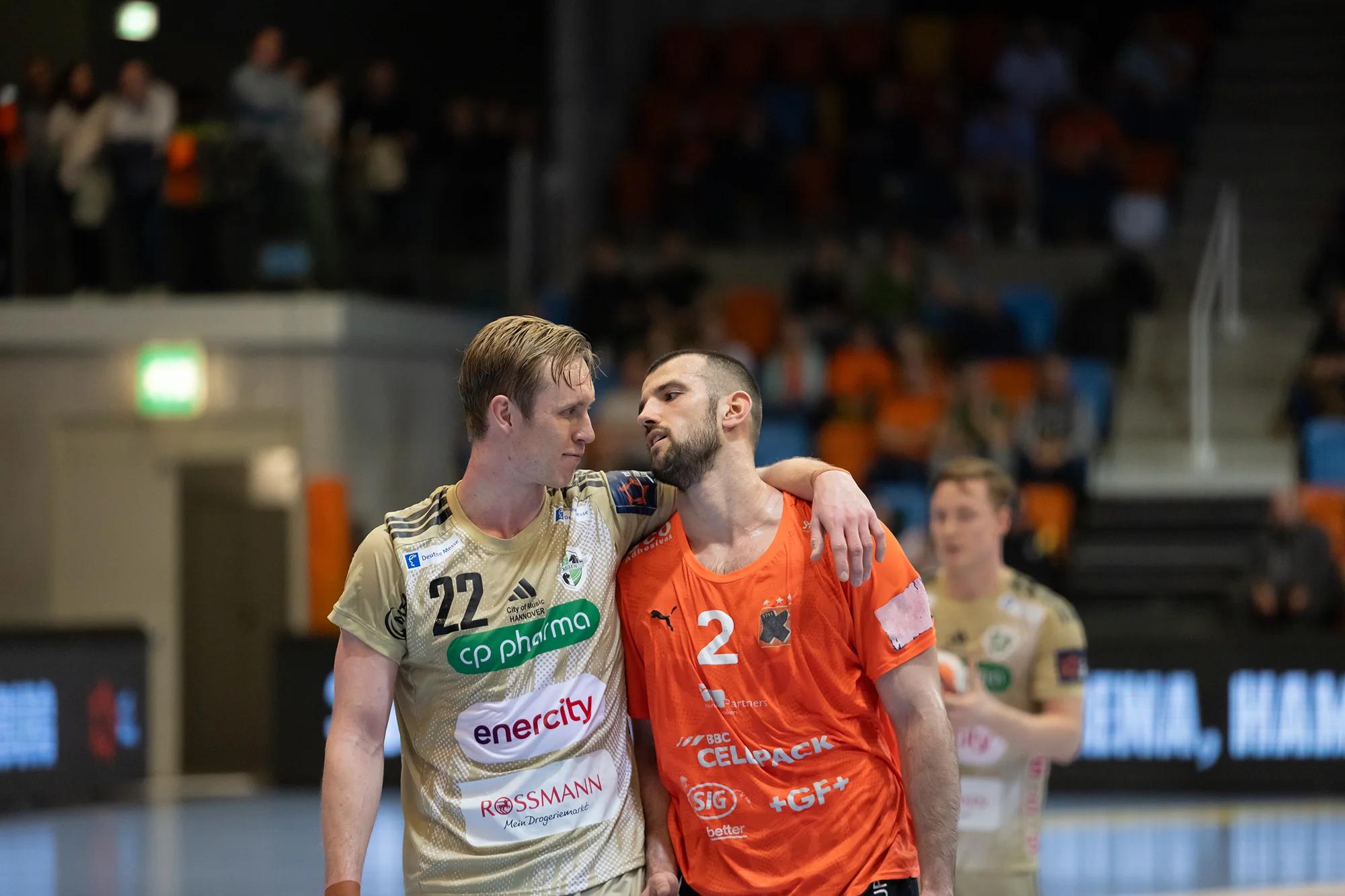 Marian Michalczik (TSV Hannover-Burgdorf) im mittleren Rückraum, EHF-European-League-Spiel gegen Kadetten Schaffhausen.