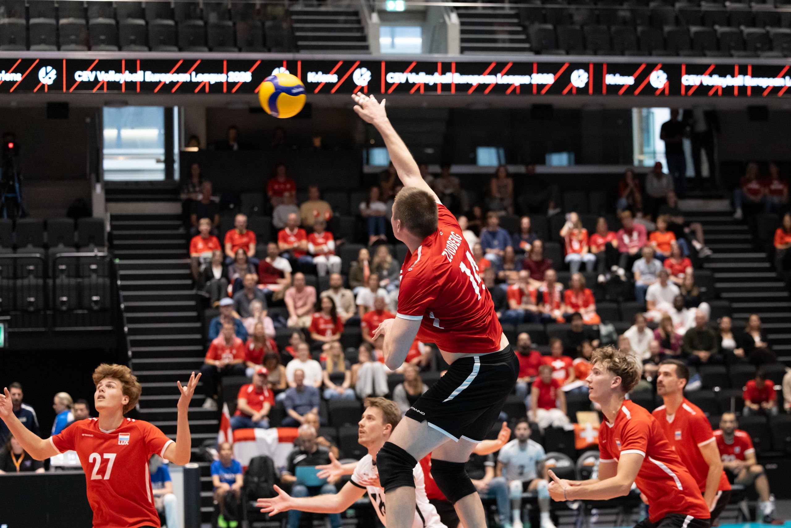 Chris Zuidberg von Luxemburg im Angriff, beim Spiel der CEV Volleyball European League gegen die Schweiz in der Pilatus Arena in Kriens.