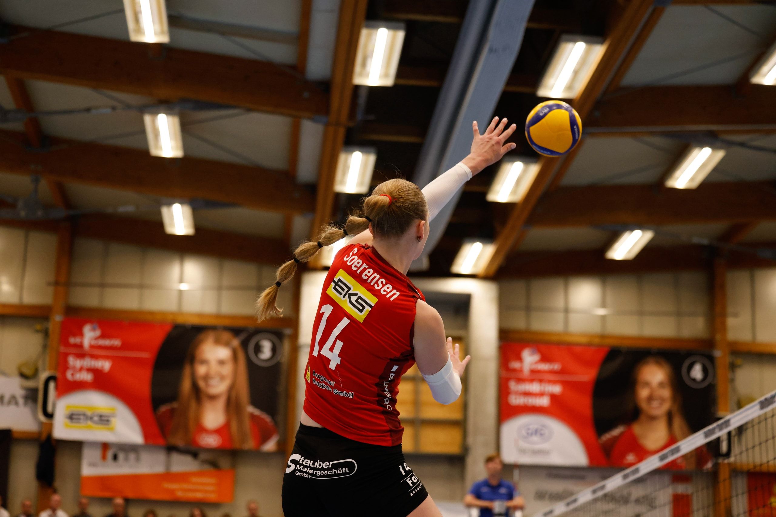 Mia Soerensen vom VC Kanti Schaffhausen spielt den Ball, beim Spiel gegen Raiffeisen Volley Toggenburg in der BBC Arena in Schaffhausen.