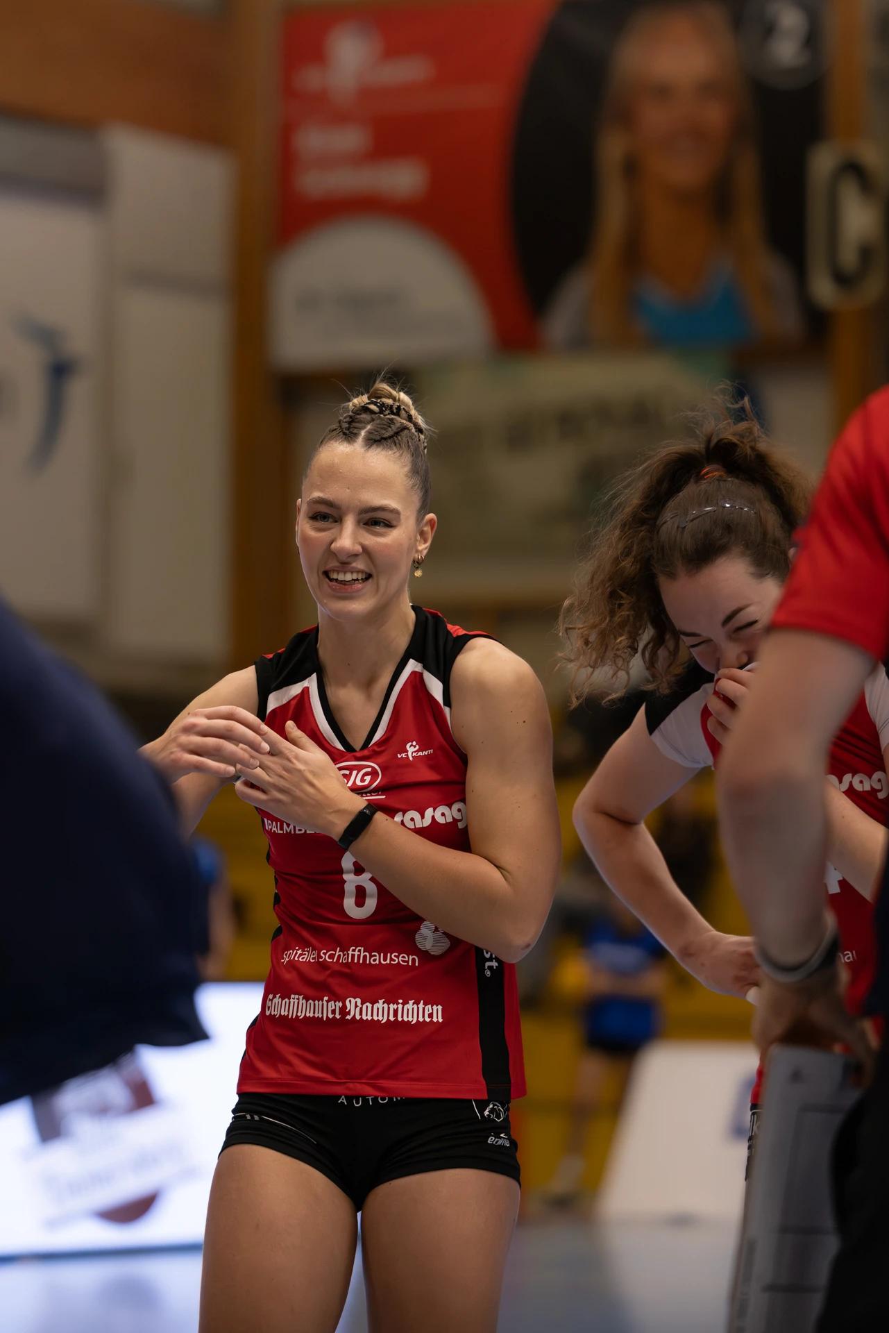 Lina-Marie Lieb (VC Kanti Schaffhausen) im Außenangriff, NLA-Frauen-Spiel gegen NLZ Volleyball Academy Zürich.