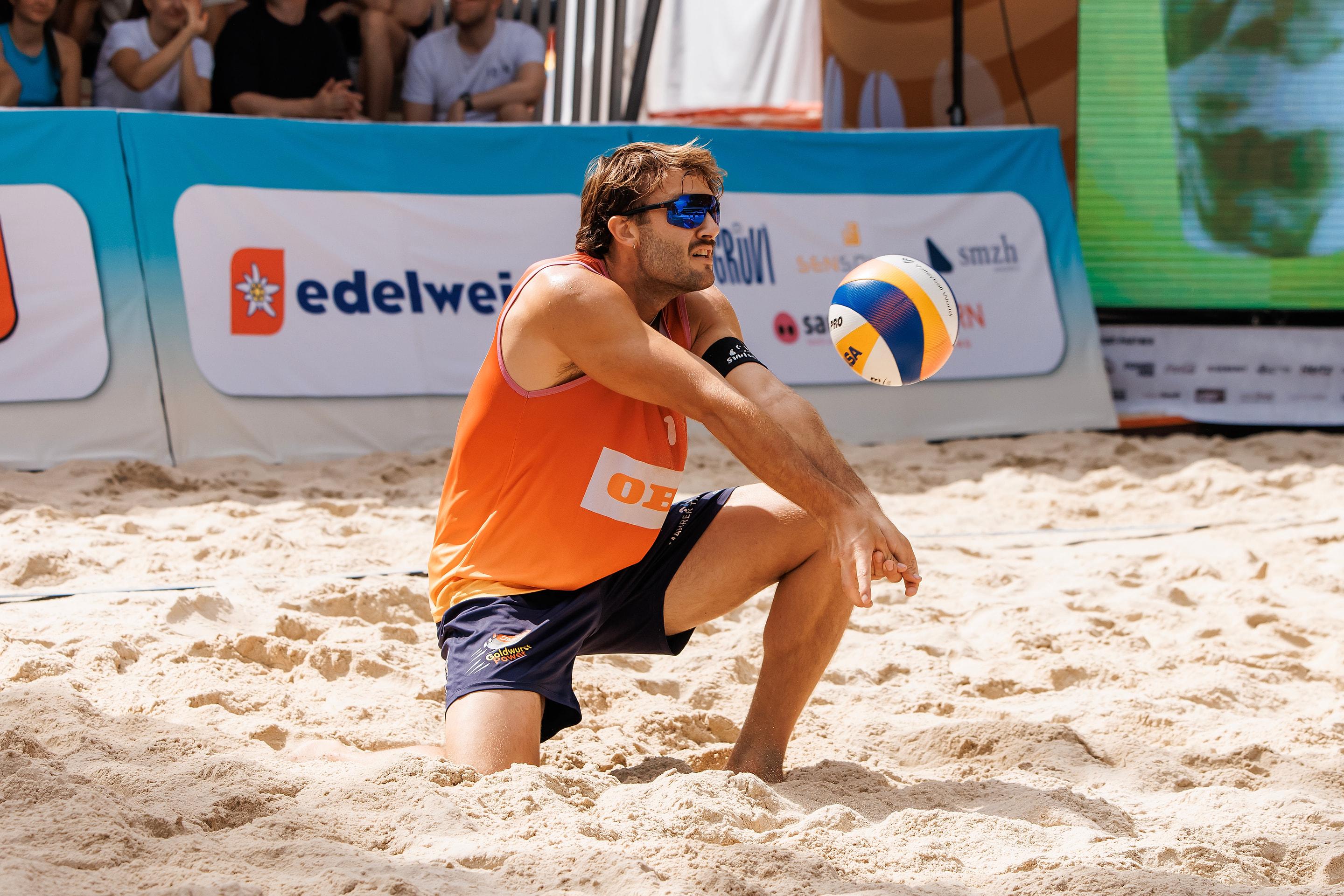 Leo Dillier nimmt den Ball tief im Bagger an, vor gut besetzter Tribüne im Spiel Dillier/Flückiger gegen Džavoronok/Hadrava bei der OBI Beach Tour 2026 in Luzern.