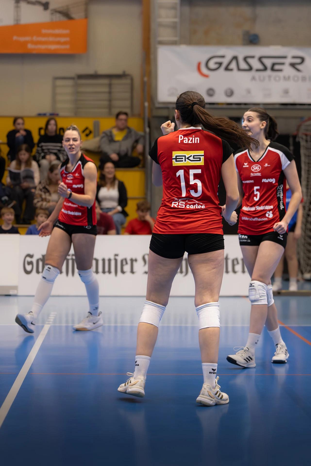 Alessia Pazin (VC Kanti Schaffhausen) im Zuspiel, NLA-Frauen-Spiel gegen NLZ Volleyball Academy Zürich.