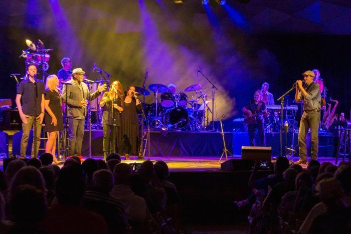 Henry joins the backup singers! (Photo: Michael Lutch)