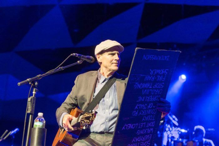 Checking the set list! (Photo: Michael Lutch)