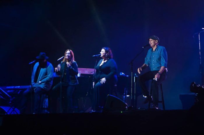 James and backup singers. (Photo: Lening Abdala)
