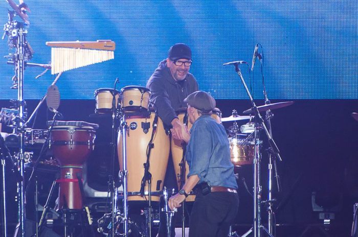 James gives a hand to percussionist Luis Conte. (Photo: Lening Abdala)