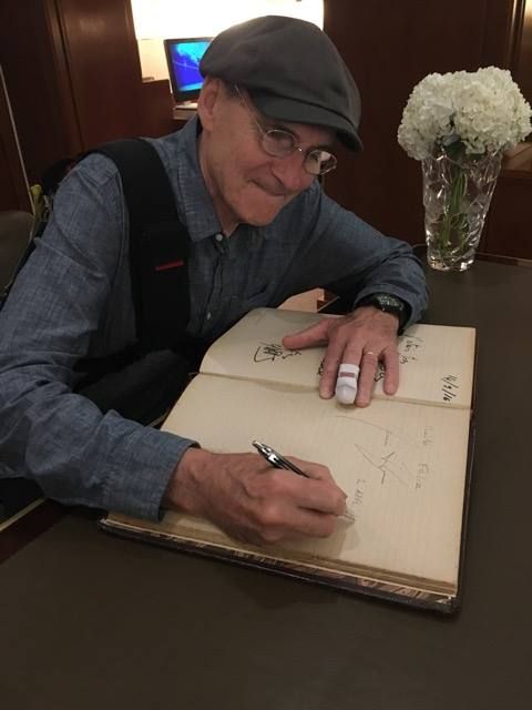 James signing the “Golden Book” that his Rio hotel started keeping in 1923. (Photo: Marta dos Santos)