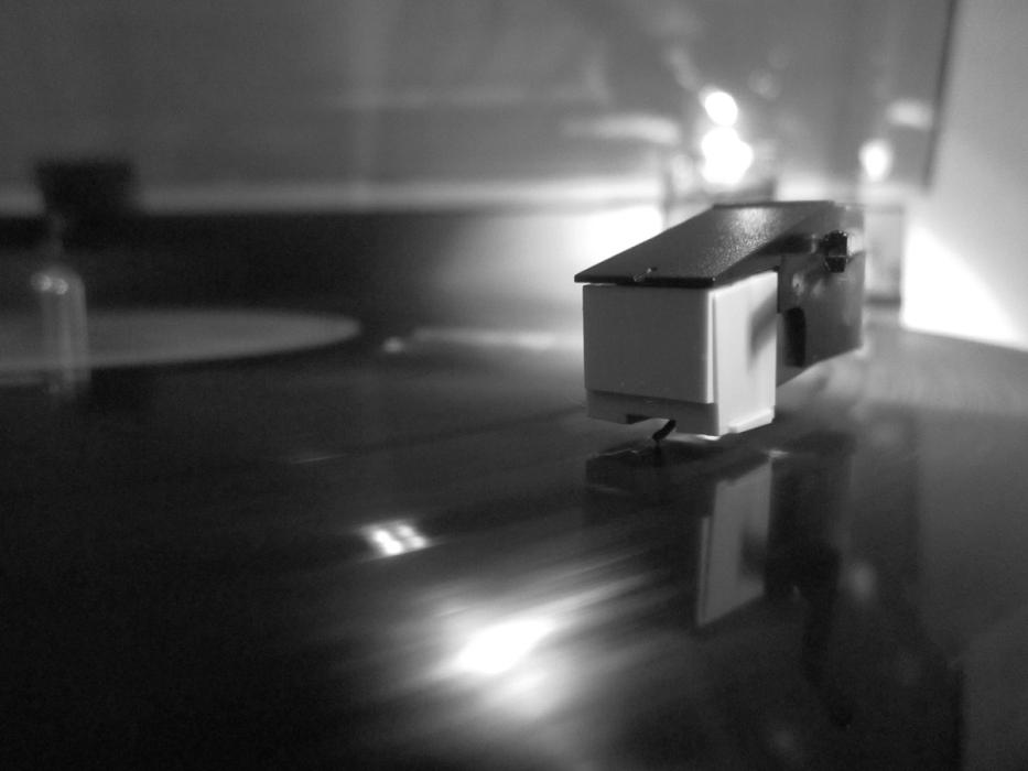 Vinyl playing on vinyl player - image for Replay Jazz