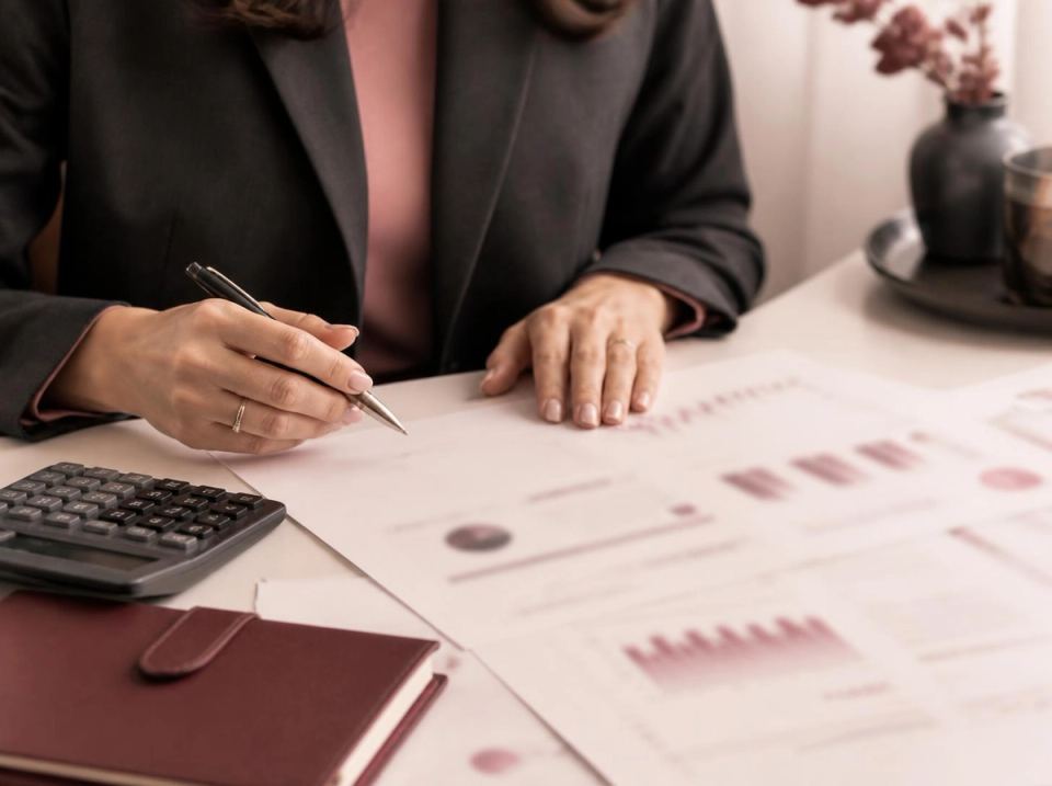 Contadora revisando informes en su escritorio
