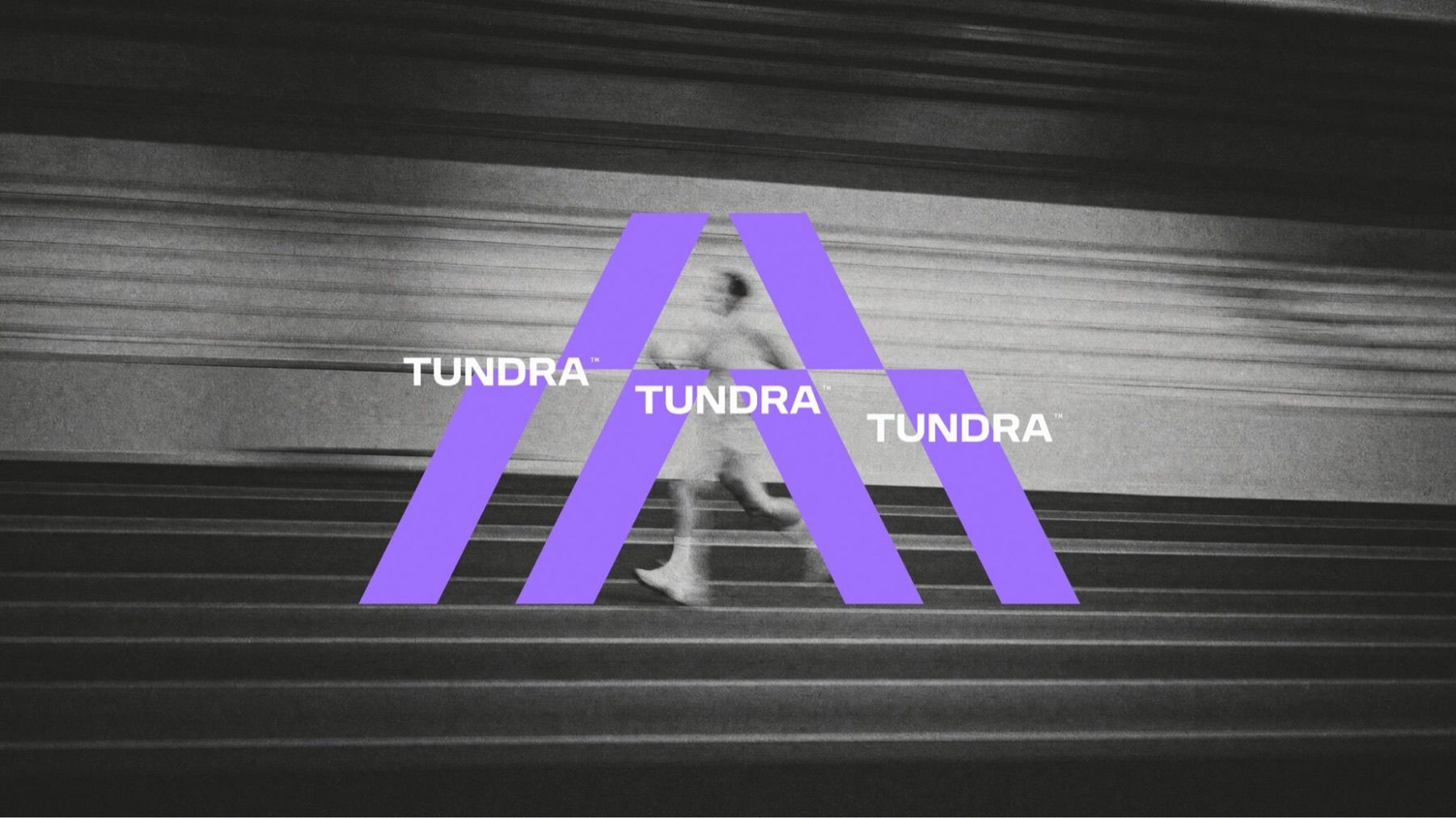Símbolo de Tundra en violeta sobre la fotografía de un corredor subiendo escaleras