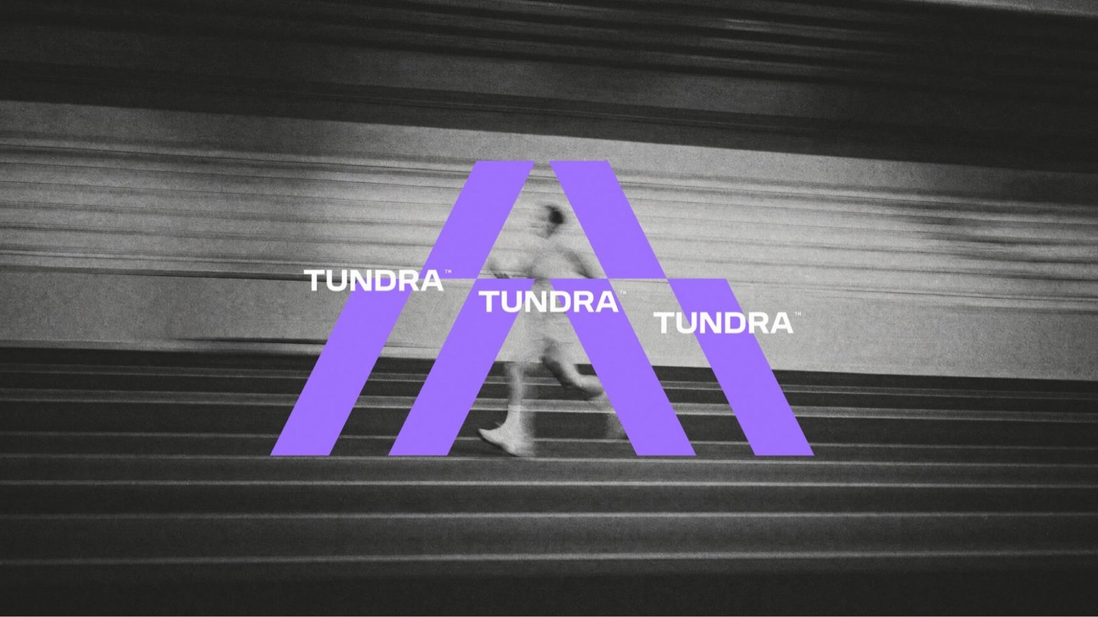 Símbolo de Tundra en violeta sobre la fotografía de un corredor subiendo escaleras