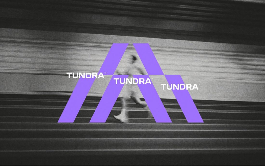 Símbolo de Tundra en violeta sobre la fotografía de un corredor subiendo escaleras