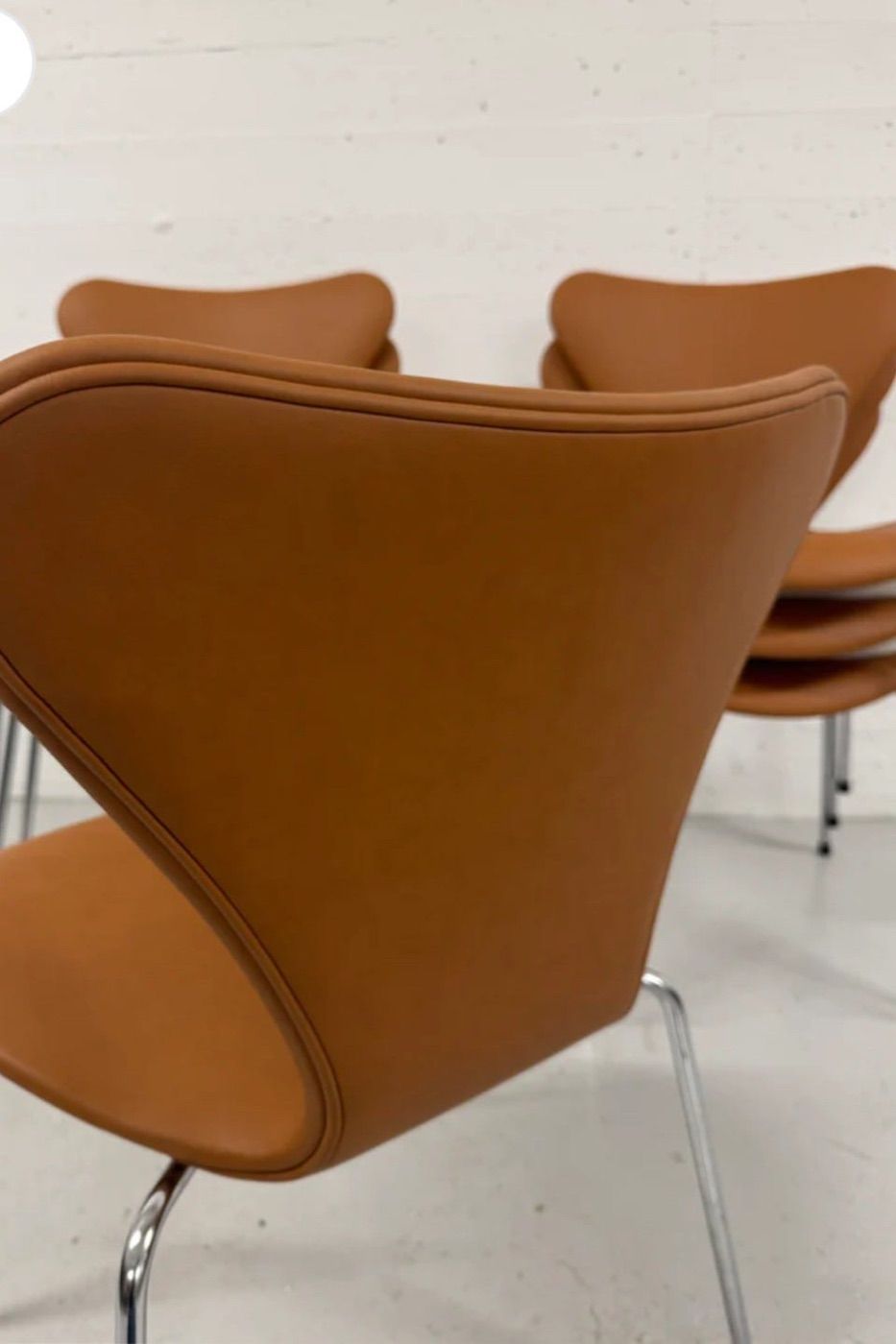 Syveren 3107, nypolstret i tofarget semianilinskinn i cognac – bilde 1