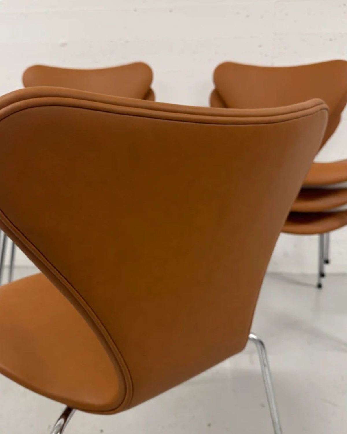 Syveren 3107, nypolstret i tofarget semianilinskinn i cognac – bilde 1